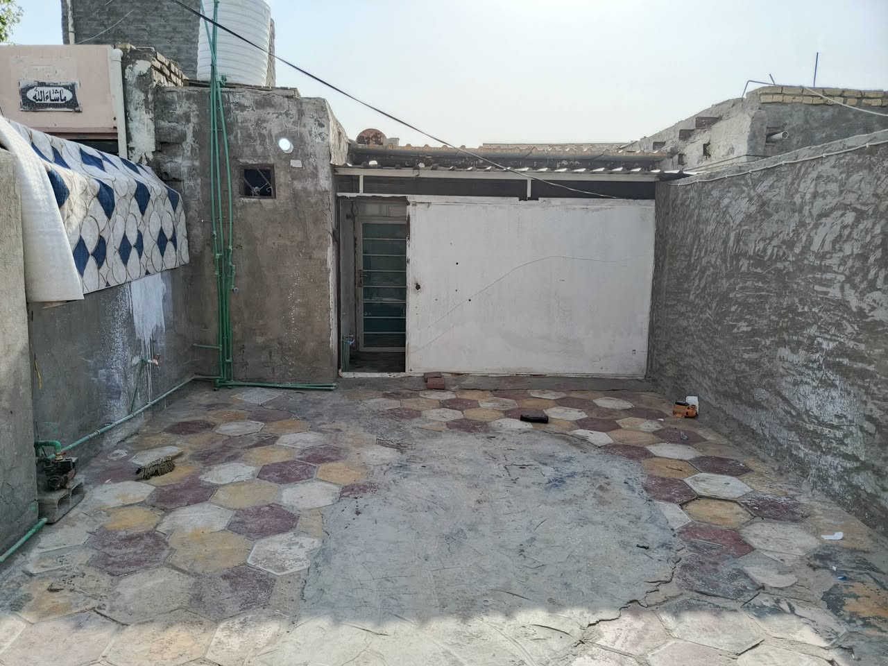 السلام عليكم بيت للايجار شارع المطار الجديد قرب اسواق فدك بي بغرفه وصاله مطبخ ومكشوفه. ***********
