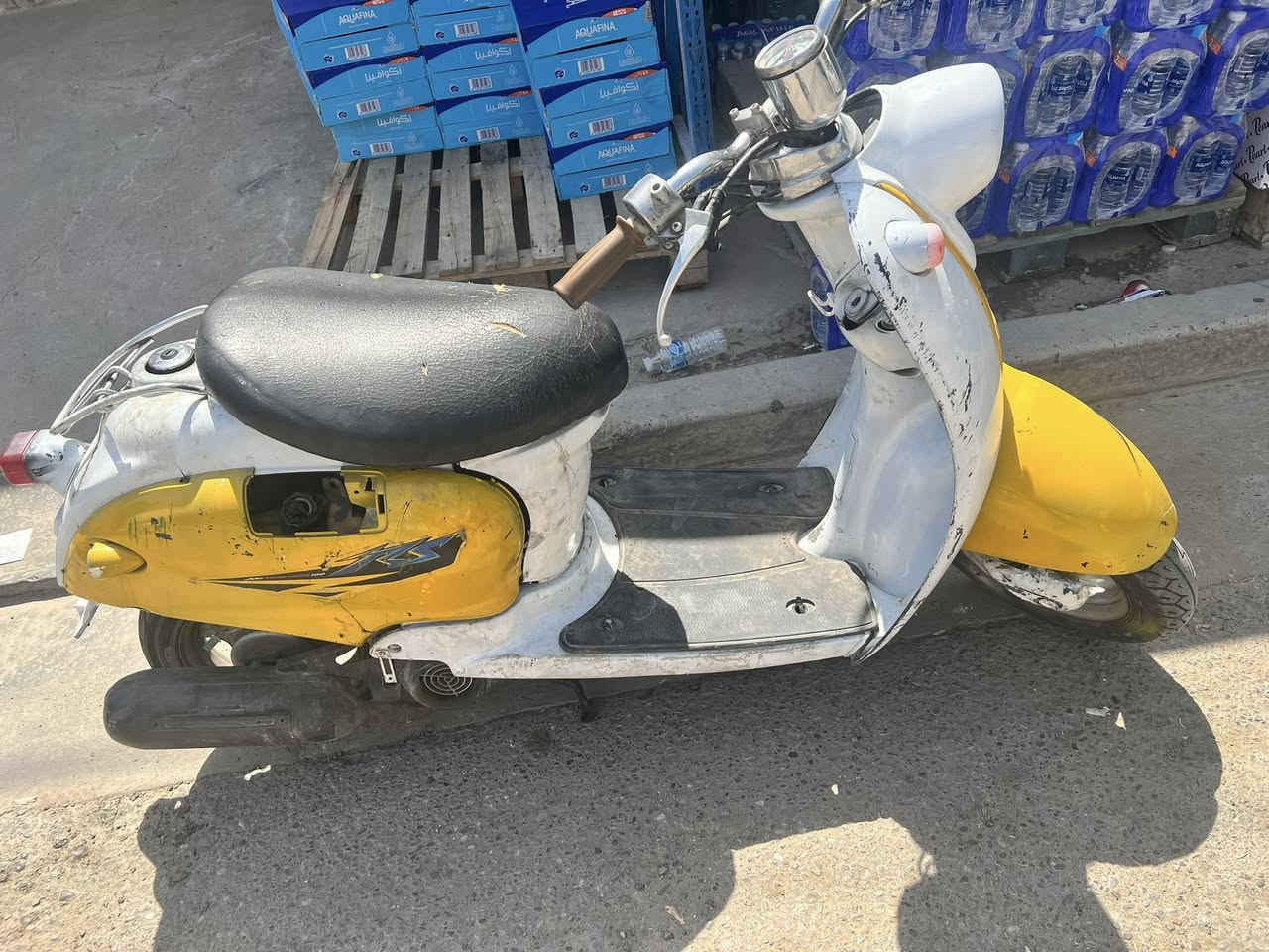 للبيع مستعجل ب150 كامله  باتري مابيها شغاله هندر مكاتبه موجوده كلجات وقايش جديد يحتاج كفرات 
***********

