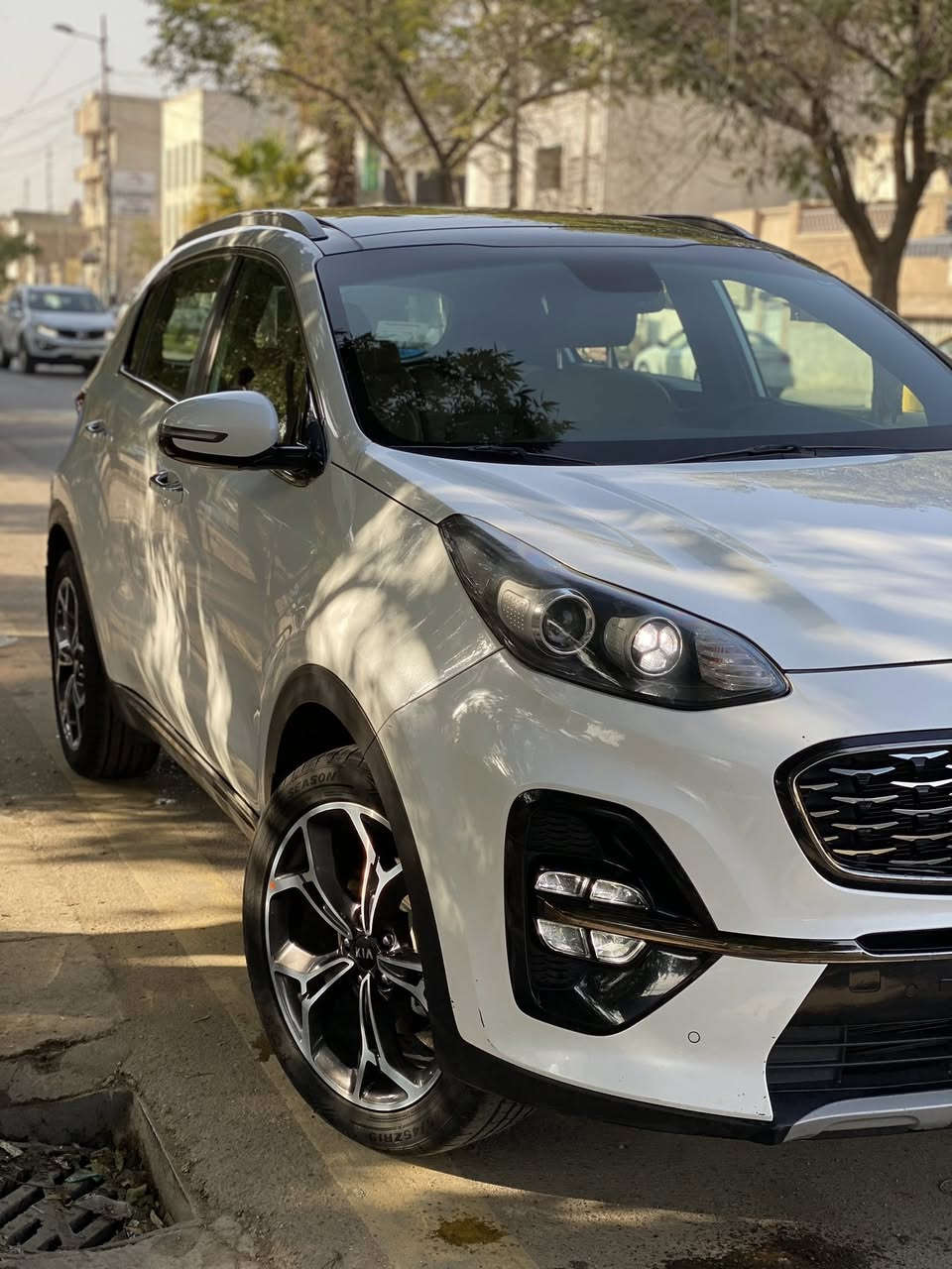 السلام عليكم 
سبورتج جيتي لاين 2021 ماشيه 85 الف حقيقي
فووول مواصفات 1/1 كلشي بيها رقم بغداد بأسمي هزه ورقم وسنويه كله جديد كير محرك كفاله 
والسياره كفاله من الصبغ بيها بارد جداً بسيط يم علامه كيا بالجنطه فقط 
سعرها 215 وبيها مجال الشراي يتصل وبالخدمه
مكاني بغداد الحريه ***********
