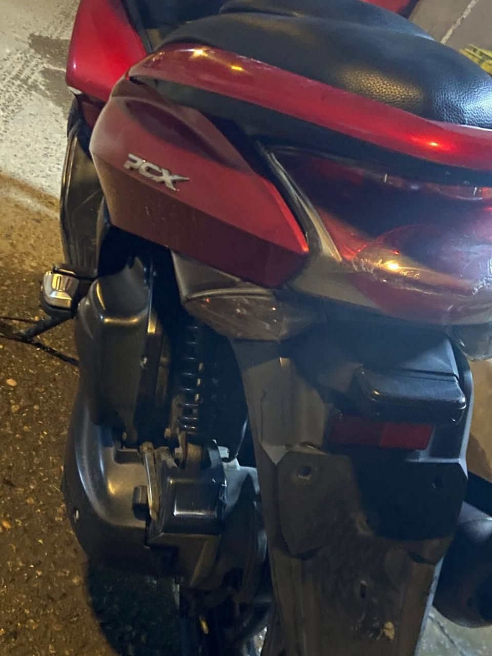 السلام عليكم  دراجه PCX جيل الاول مكينه بلادي ما مفتوحه ابد دراجه نضيفه الكفرات مضررات شيء بسيط مثل مموضح بلصوره  وستاند تعليق ما بيها غير هذن  ذكرتهن ودراجه كدامك بلصور نضيفه سعرها مليون و200وبيها مجال هاذ رقمي ***********واتساب مكاني بغداد الاورفلي
