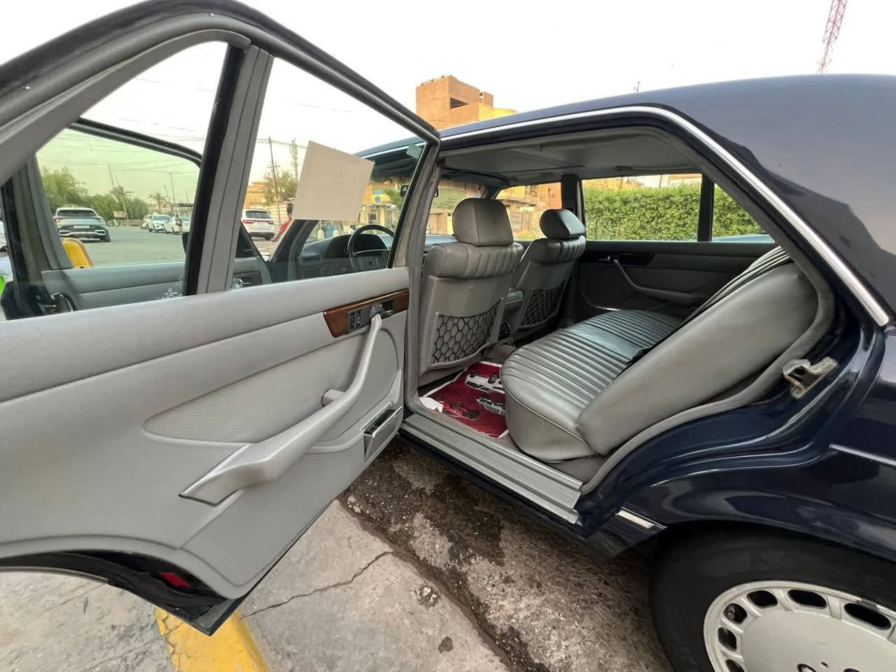 مارسيدس 300S رئاسي (الباب الطويل)
بدون ضربة وحادث 
موديل 1988
كشنات كهرباء 
سلايت روف شغال 
تجوات كهرباء 
اريل كهرباء 
دبل سويجً
محرك بلادي 6 سلندر  قبق اسود 
تبريد+تدفئة على فحص شغال100٪
كهربائيات كلها شغالة 
كير+ مكينه خير من الله 
قواعد بلاديه لاتصليح ولا تعمير
حدادية صدر السيارة جديد واصلي 
كشنات نفخ كهربائيه شغاله 100٪
غرفه بلاديه مال شركة نضيفه من كل النواحي 
تخم تاير جديد
السيارة كلشي متصرف عليها جاهزه من الداخل والخارج
سنويه باسمي ثاني يوم تحويل 
رقم بغداد الدولي الجديد 

مكاني بغداد (الأمين الثانيه)
اللاستفسار والسعر ***********
