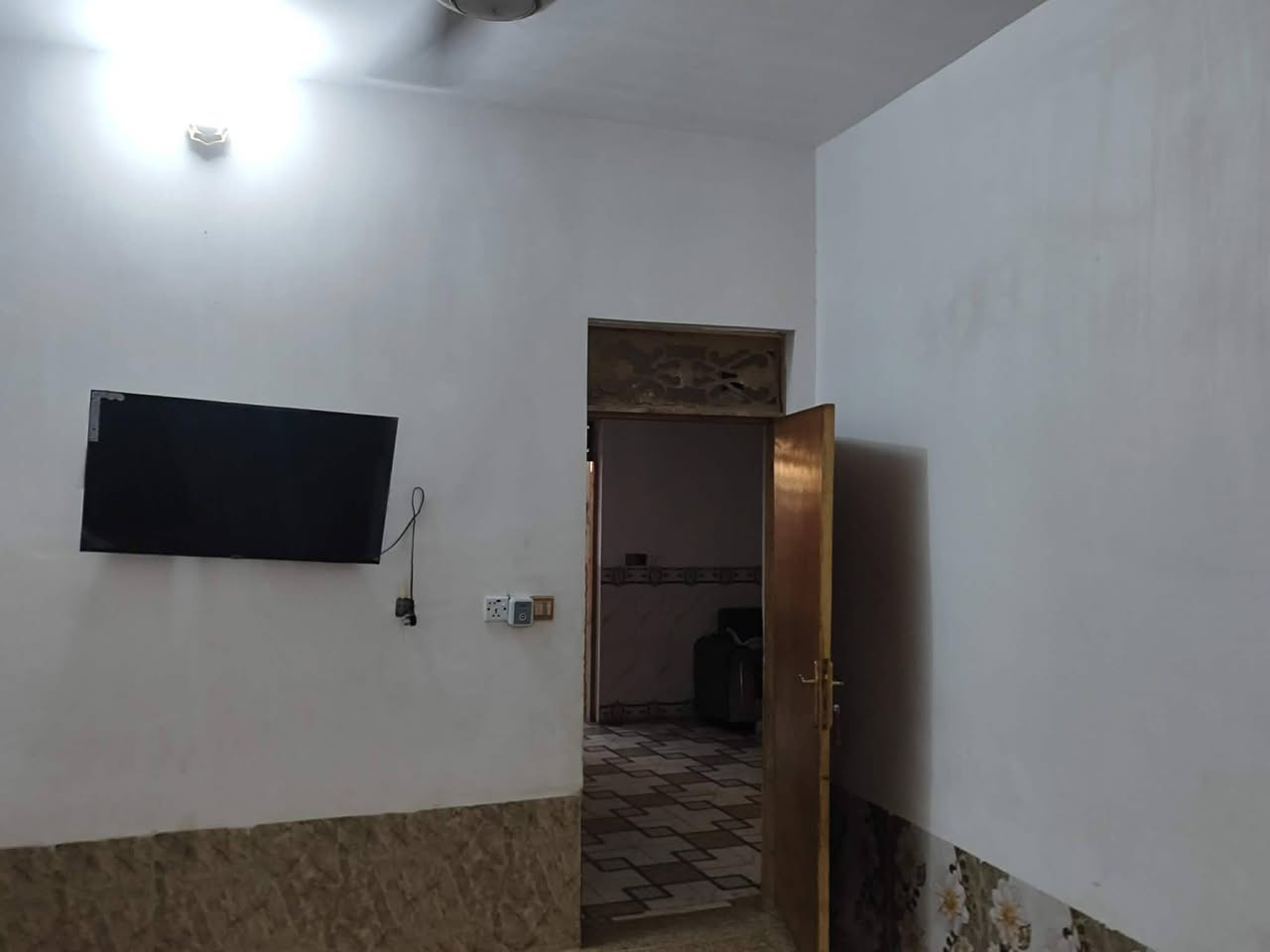 دار للبيع مساحتها 165متر ع طريق المعاره يم حسنيه مال العويسات ثالث بيت عن شارع العام بناء طابوك وصب كونكريت متكون من
غرفة نوم عدد 2.  4*5
صاله 4*7
مطبخ 4*4
استقبال 4*6
مجمع صحيات دخليه خارجيه 
سعرها 60وبيها مجال شي بسيط 
اي استفسار اتصل على الرقم التالي 
***********
دار للبيع مساحتها 165متر ع طريق المعاره يم حسنيه مال العويسات ثالث بيت عن شارع العام بناء طابوك وصب كونكريت متكون من
