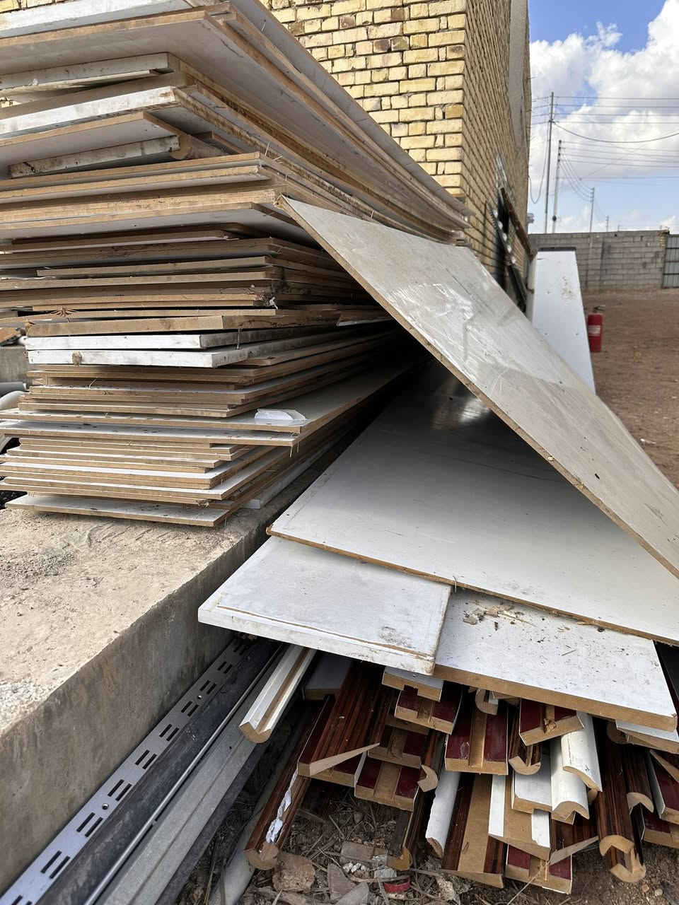 ترايش 100 قطعه
طولهن مترين ونص واكو تلاثه متر
وتغليف جدران ام دي اف لون ابيض

مختلف الاحجام طولهن 280
مع ترايش وزوايه ومربعات اكو ثقيل واكو خفيف
نظيفات مال مول تقريبا ب75 قطعه
والمربعات 75 قطعه

الشراي يراسلني
***********
