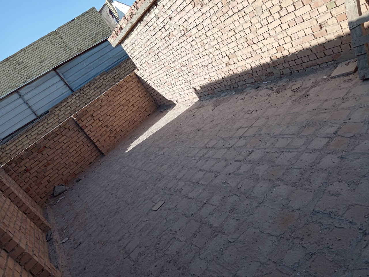 https://www.facebook.com/share/p/1HJ
aM4Drk1/

للبيع بيت طابو صرف في محافظة بابل. قضاء المحاويل - حي الانتصار(الاسرى) * طابق واحد.

غرفة. مطبخ. استقبال. هول. طارمة. السقف كونكريت مسلح، مطبق فرشي

المساحة: 200م² 

الموقع: خلف مستشفى المحاويل العام مباشرة، تبليط أمام الباب 

البناء: بناء تسعينات، 

الخدمات: ماء + كهرباء واصل، تبليط بباب البيت، عرض الشارع ١٠م

للاستفسار والاتصال: ***********
