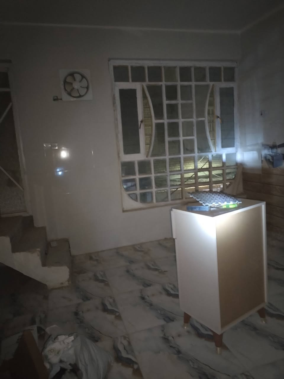 السلام عليكم
شقة نظيفة مامشغولة طابق اول مستقلة مساحتها ٧٥م
بيها غرفة كبيرة٤×٦،٥
صالة مفتوحة تشمل مطبخ حمام ،بيتونة وسطح نظيف المراجعة معي
رهنية ٦ملاين
ايجار ١٥٠الف
***********
شارع ابو هاتو قرب الجامع ركن مقابل ماء ارو
