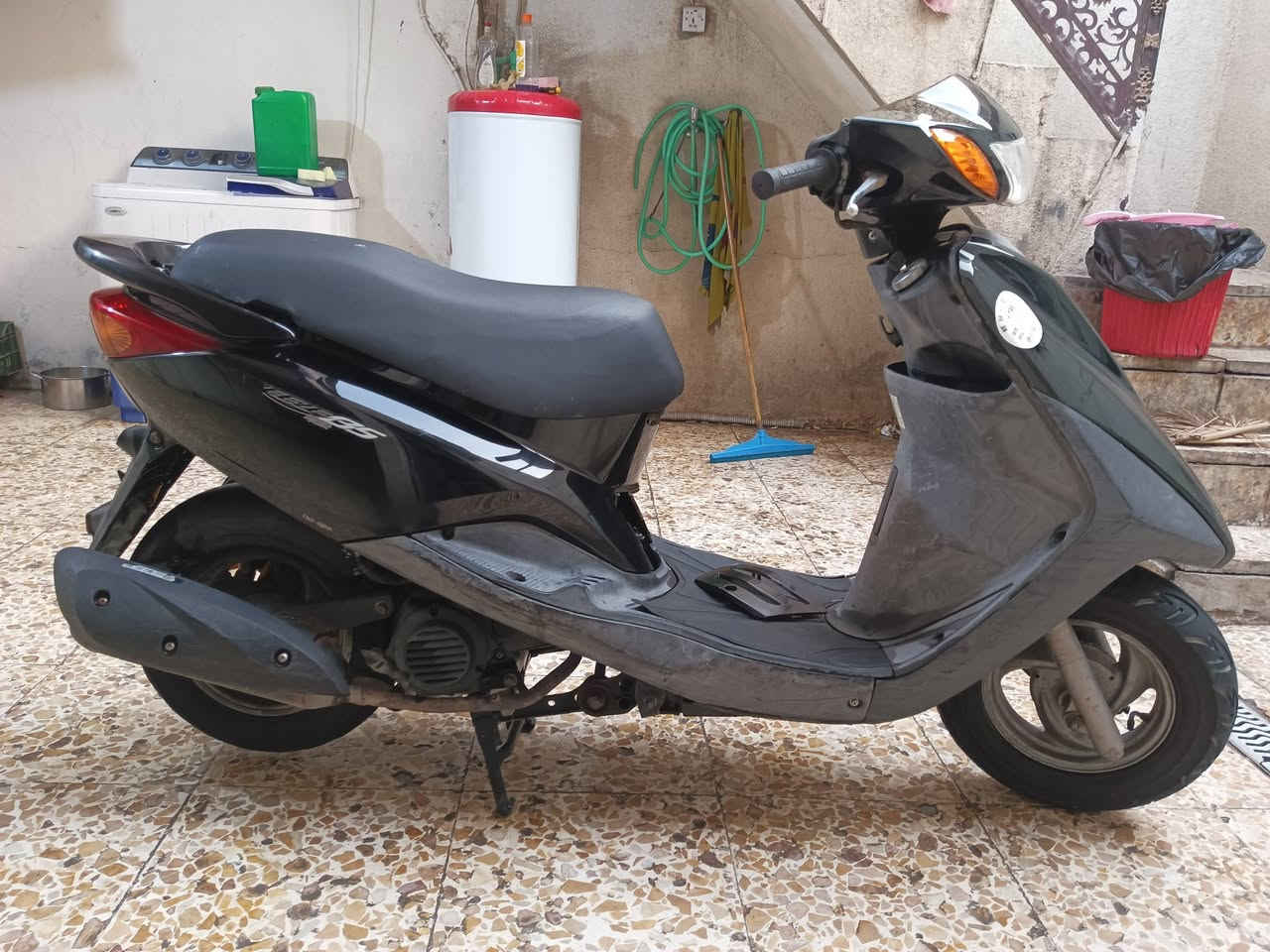 السلام عليكم دراجه بريز لايت عالي كابريتر لون اسود كلها ختم واحد دراجه رمبه مكفولة كفر ومكينه اي نقص مابيه كلها شغال أوراقه كامله شراي يتصل ع *********** عنوان بغداد
