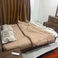 شقة مؤثثة طابق ارضي تحتوي على غرفتين وصالة ومطبخ وخدمات جاهزه من كلشي ...