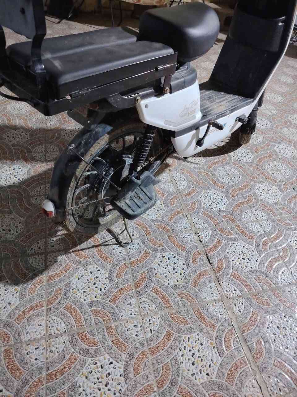 سلام عليكم دراجه شحن نوعية كلش زينه خمسة بطاريات كبار كامله من كلشي على فحص سعر450 صارلي شهر من اخذته *********** غير متواجد مازنجر
