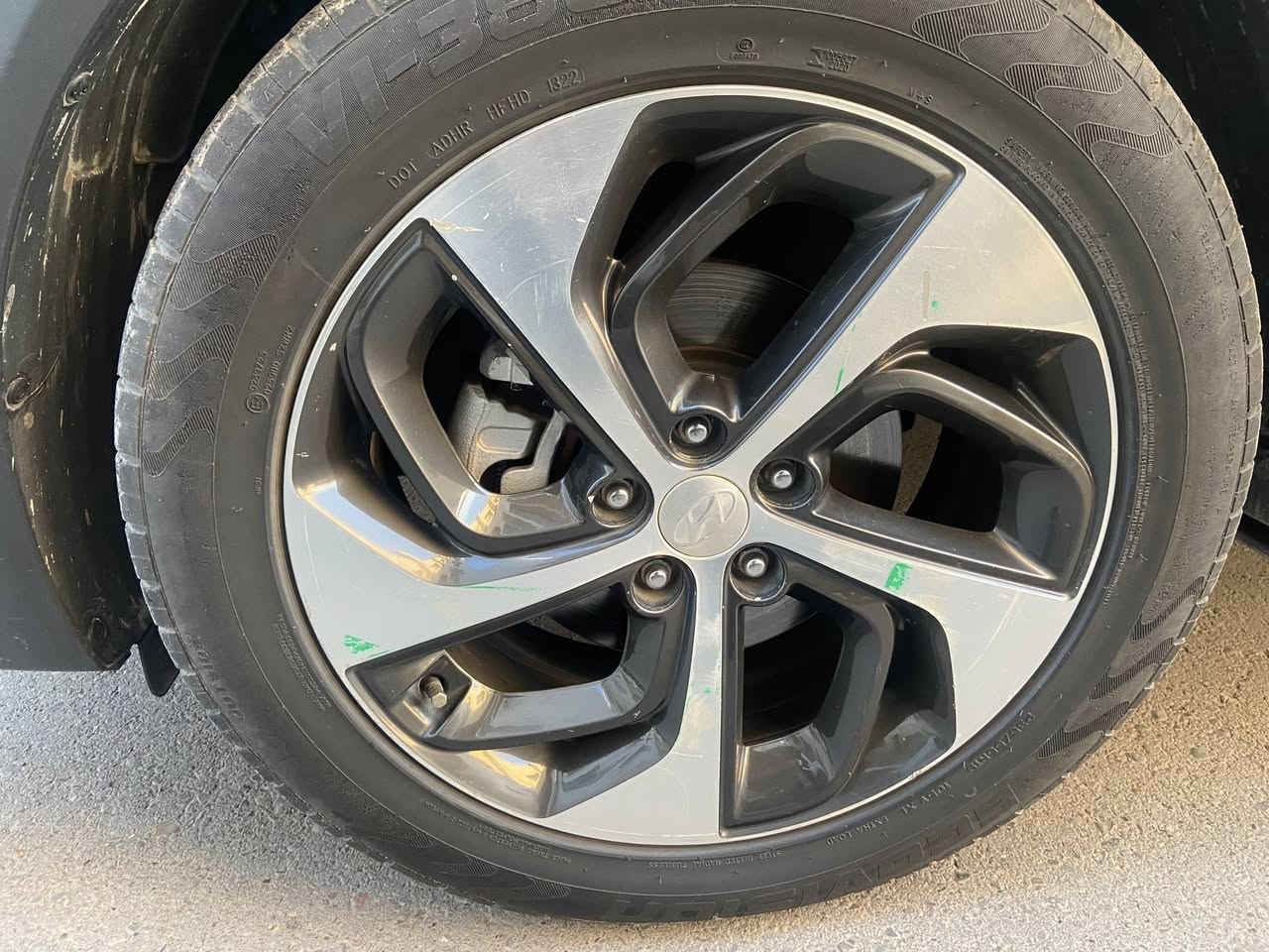 السلام عليكم هونداي توكسان موديل ١٧ خليجي مكفول من الحادث والصبغ عدا شبرين بل جاملغ الامامي والباقي مكفول والسارة فول الفول الكير والمحرك مكفولات 
فتحة سقف بانورما 
بصمة ابواب وتشغيل 
المقاعد الامامية كهرباء 
فور ويل 
انظمة قيادة 
تبريد قطعتين 
تحكم ستيرن 
شاشة اندريد 
اشاير مري 
مري شفط 
مكانها بغداد وسعرها ١٦٣ للاتصال 
***********
