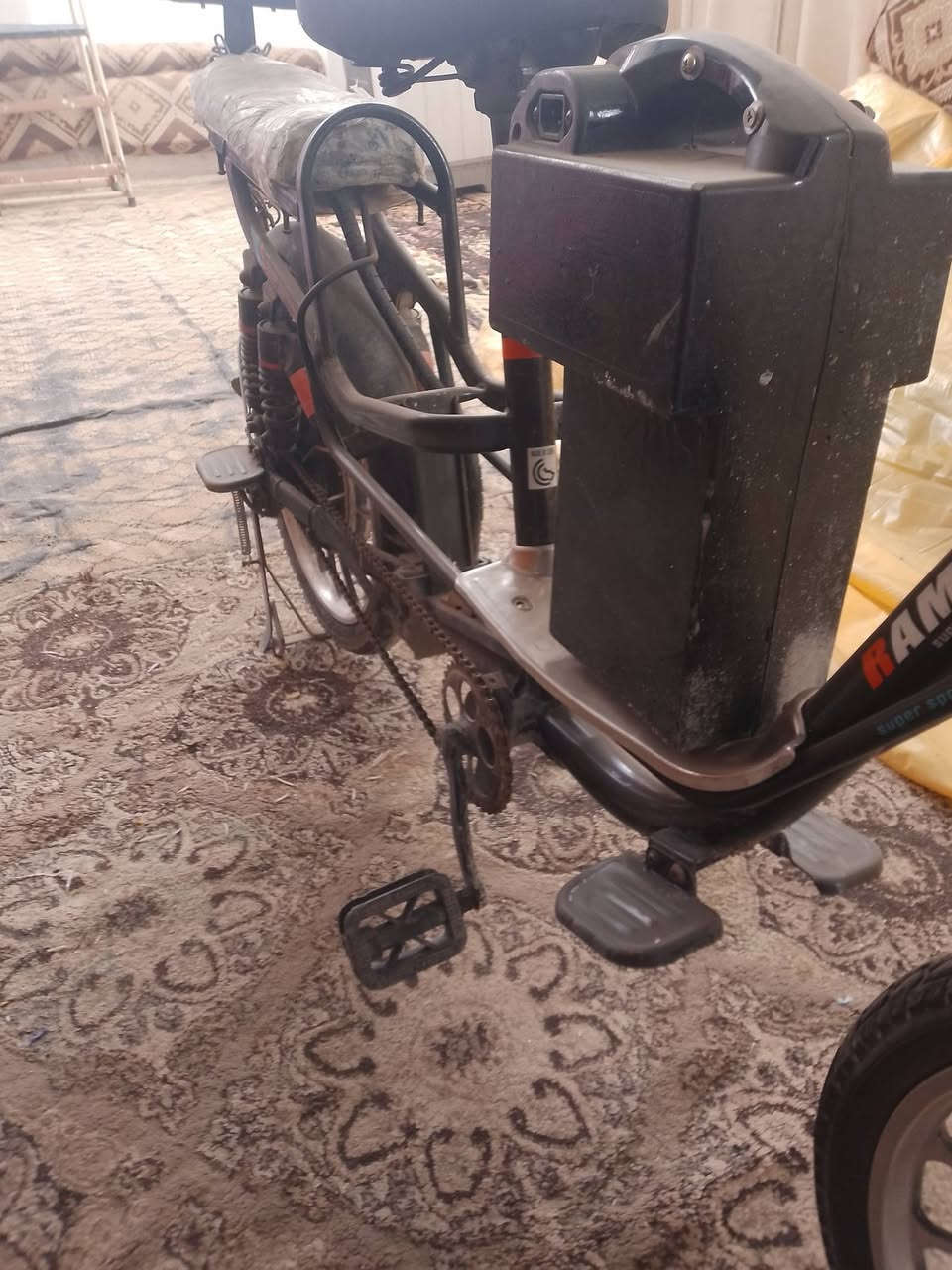 السلام عليكم دراجه شحن للبيع
مواصفات/ حجم 20 موديل 22 دراجه  مكفوله 
سعه بطاريه 4 بطاريات كلش نضيفه
ملاحظه/ قوه بطاريه ضعيفه يحتاج تبديل 
              ( سعر 230.  )
للتواصل *********** فقط واساب
