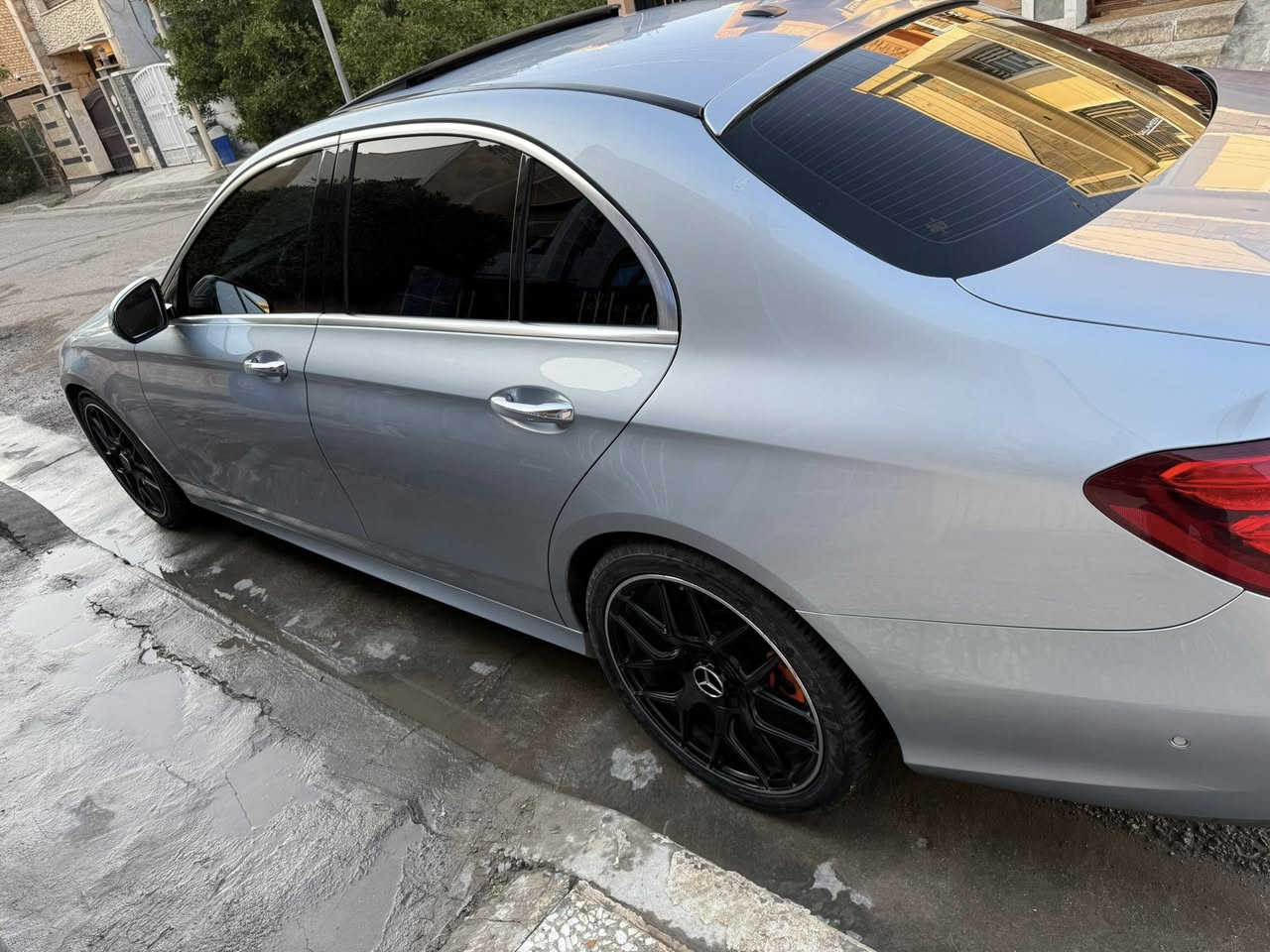 سلام عليكم للبيع فقط E300 موديل 2018 كت amg دركه amg داخل جوزي فول موصفات وهوايه ميخلصن السياره حادثهه بنيد وبابين يمنه يعني صبغ بنيد وصبغت الصفحه اليمنه كلهه للمطابقه سياره حلوه ومناقصهه شي بيهه موافقه تضليل 80 بالميه السعر 22500 بيهه مجال بسيط مكانهه بغداد الدوره ***********

