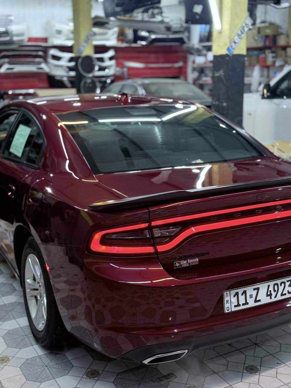 السلام عليكم 
جارجر موديل 23 اصل رقم بغداد بأسمي السياره داخله تقرير تعمل وتسير  كفاله عامه من الضربه والصبغ والتبديل 
عدئ بارد بجاملغ الامامي شويه بسيط مامبين ماشيه 32 الف مايل مواصفات بلاك توب معرفه كير محرك كفاله 
مكاني ناصريه شارع بغداد رقم ***********
خاص مقفول 👍🏻
