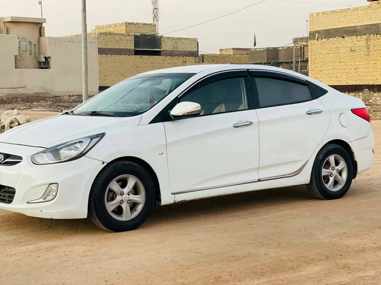 السلام عليكم
اكسنت مديل 2012 خليجي 
مكينه 1600 
تبريد تخم تاير 
حداديه سياره جاهزه مانقصه شي
شاشه كامره حكم استيرن اشاير 
كهربايات سياره جاهزه
رقم قادسيه مكان لسياره السماوه المركز 
السعر 82 وبيه مجال 
لاستفسار ***********
