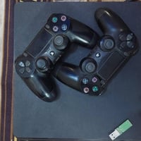 بلي ستيشن فور مهكر واحد تيرا  كامل هوة وملحقات  جوستكات ثنين إصليات 07...