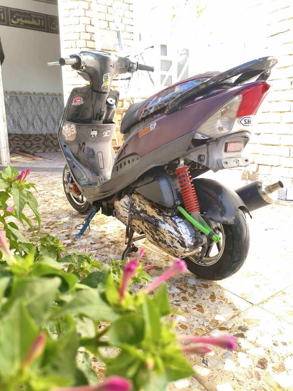 السلام عليكم دراجه ماكس عدله لبيع مزوده بوشه 55 مزود كفرات اربعه ولف ومزود وياله نجمه و مزود شوته اربعه ولف و مزود دبلات امامي اطلي و مزود صلنصه scصوتها قوي وحلو ومزود جك صفح نقصها بس عداد  رايدها ب 750 قفل الدراجه معدلها 130 شرط  مكاني رميثه خلف الملعب القديك التواصل ***********
