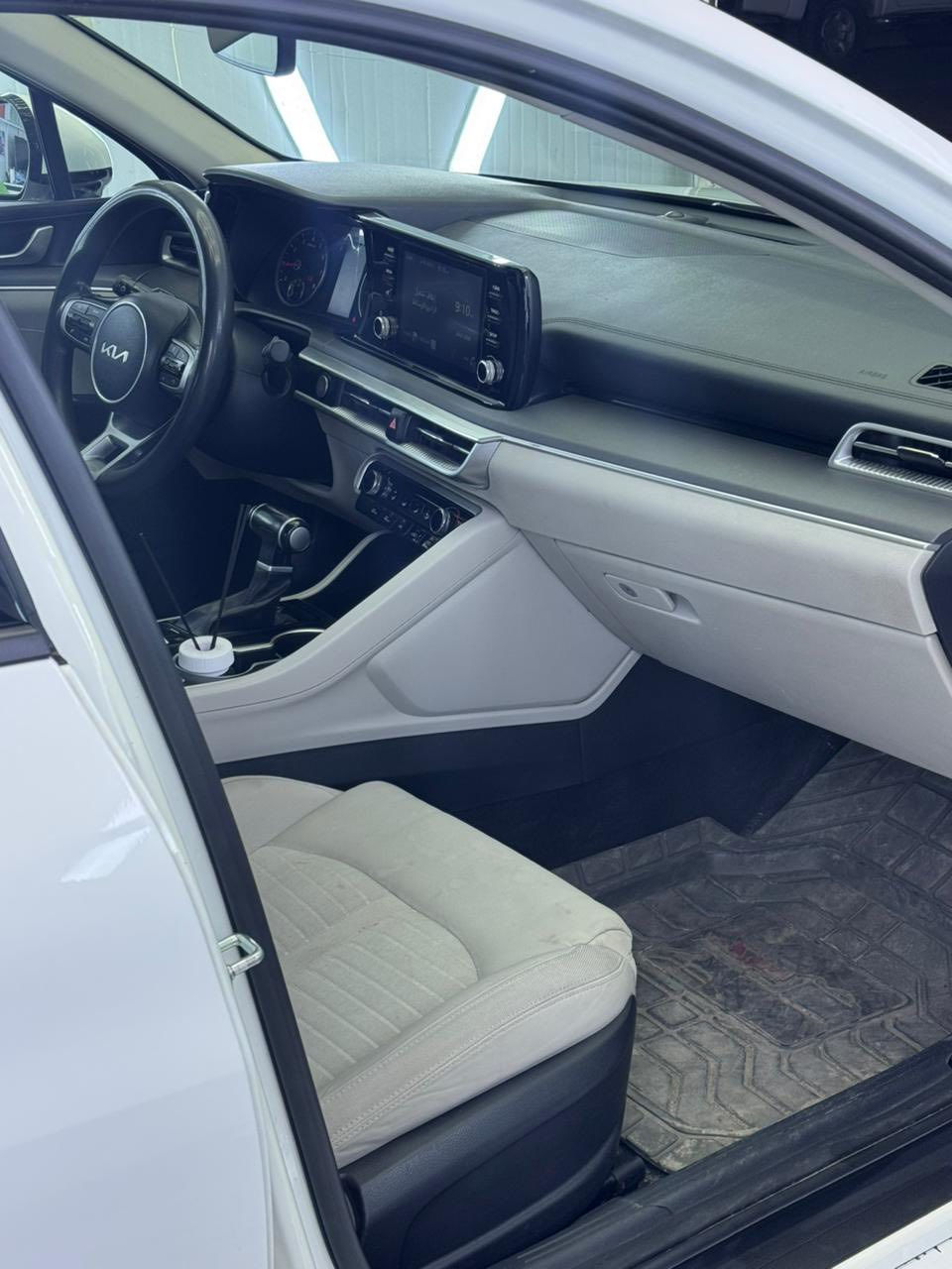 سلام عليكم.  للبيع
K5 

نص فول 

- موديل 2023

- وارد خليجي 

- ⁠رقم بغداد 

المواصفات. 

١- حساس خلفي 

٢-كامره خلفيه دواره 

٣-شاشه كبيره لمس نضام كاربلي

٤-مري شفط 

٥-اشارة ترحيب 

٦-بصمه

٧-تحكمات ستيرن 

٨-بك لايت ابو النشره

٩-انضمت قياده 

١٠- ⁠دخول ذكي 

١١-ويل كروم.  

محرك 2000 دوش 

ملاحضه. السياره كفاله من كلشي ماعدا سحب كارت بهلال الجاملغ الخلفي وبارد بخشم البنيد على كد شبر البقي كفاله من كلشي 

السعر ب ١٨٩وبيها مجال للطيبين 

مكان السياره بغداد العامرية 

رقم الاهاتف للاستفسار ***********
