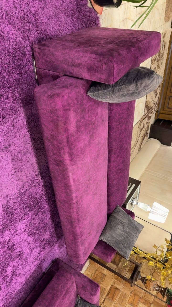 طقم كنب صوفا بيد modern 🛋️ بمواصفات عالية جداً 💯
📍مكون من ثلاثيه 🛋️ عدد 2 و مفرد 💺عدد 2 🤍
📍نظام جكات لكامل القطع لتصبح كل قطعه عباره عن تخت 🛌 
📍 داخل كل قطعه Box للتخزين 📦
📍 مقاعد اسفنج ضغط عالي "مريح جدا" 🤍
📍خشب سويد 🪵 صلد 💛✨

📍 أستخدام بسيط جداً بوضع الوكاله ✨
 .


**إذا كنت صاحب هذا الإعلان وتريد حذفه لأي سبب، رجاءا أرسل رسالة إلى الدعم الفني**