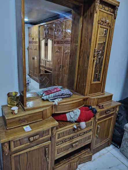 غرفه اخت الجديدة خشب زان درجة أولى بعدها تلمع ٦ بيبان طابقين السعر ٩٠٠ مكان كربلاء ***********
