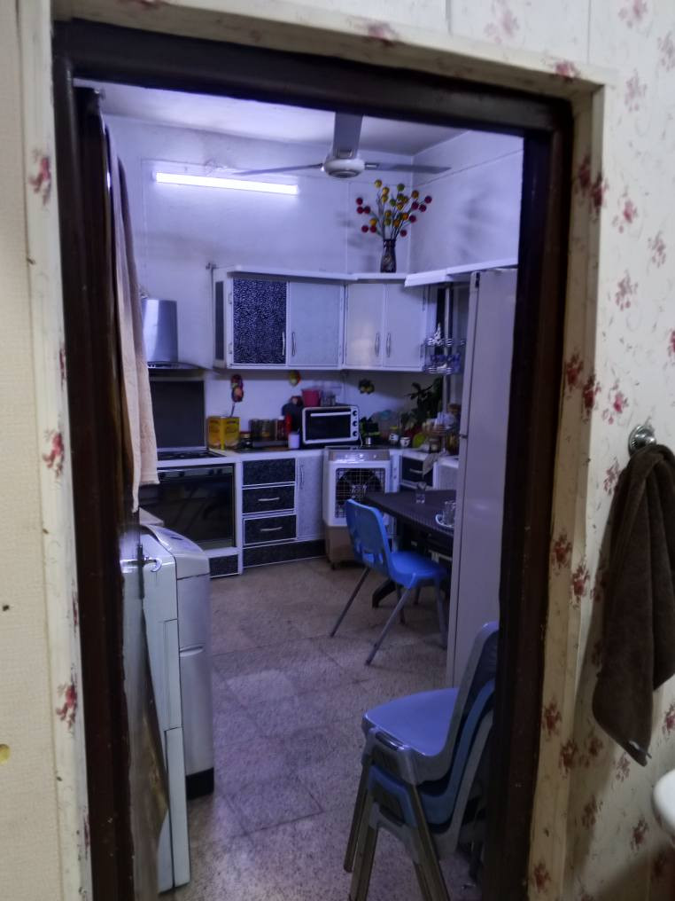 البيت مكون من بابين خارجية باب كراج+باب اشخاص 
بداية البيت كراج وطرمة وحمام خارجي من بعدها يوجد مدخلين مدخل للهول ومدخل للصالة ويوجد أيضاً غرفة نوم ومطبخ كبير وحمام وطرمة أو منور كبير نهاية البيت هذا في الطابق الارضي 
أما في الطابق الثاني يوجد ثلاث غرف نوم كبيرة احداهم سويت فيها حمام+مطبخ 
بيت للسكن أو ممكن يقسم إلى ثلاثة بيوت من بعد الهدم والبناء 
البيت بسعر مناسب جداً 270 مليون دينار عراقي (المتر 1٫5مليون)
العنوان بغداد الحرية الثالثة 
يقع ما بين شارع الثالثة وبين شارع ذو سايدين (شارع المعارض)
الاتصال:***********
               أبو علي 
مقاسات الغرف 
الصالة: 4×8
الهول: 5×4
المطبخ:5×4
المنور الخلفي:3٫5×4٫5
والغرف كلها باحجام مختلفة أصغر غرفة حجمها:4×4 بغداد, العراق
