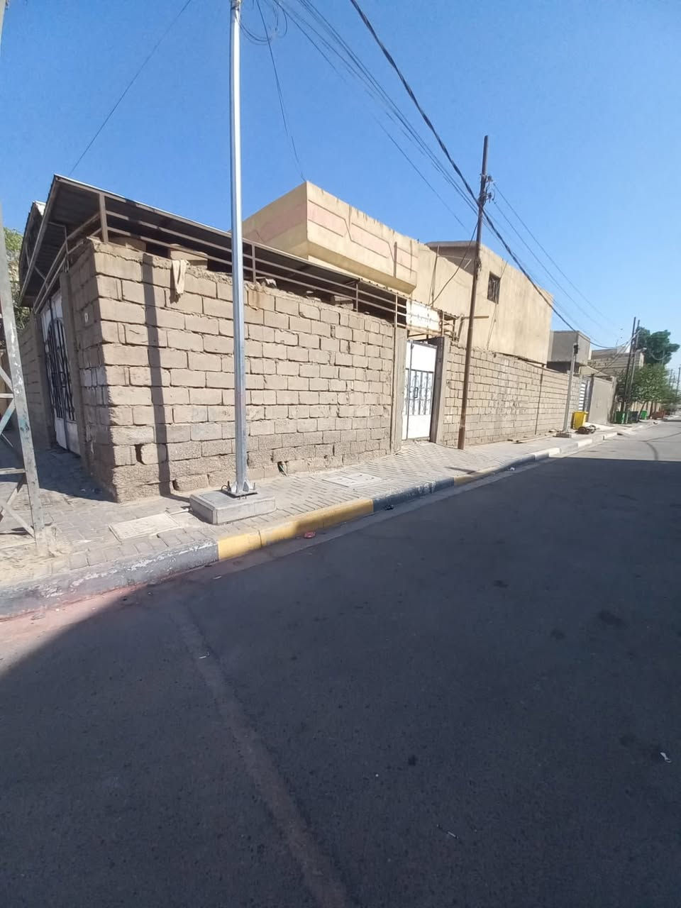 اسلام عليكم 
توفر دار سكن 🏠
مساحه 268 متر طابو ملك صرف عرصه
عنوان البيت البصره منطقه القبله خلف شارع المدارس  البيت يحتوي على عدد 2 من الغرف صاله وموزع وديوان ومطبخ وصحيات داخليه وخارجيه وكراج وحديقه سعره المطلوب 250 مليون وبي مجال  تفاصيل اكثر اتصل ***********
