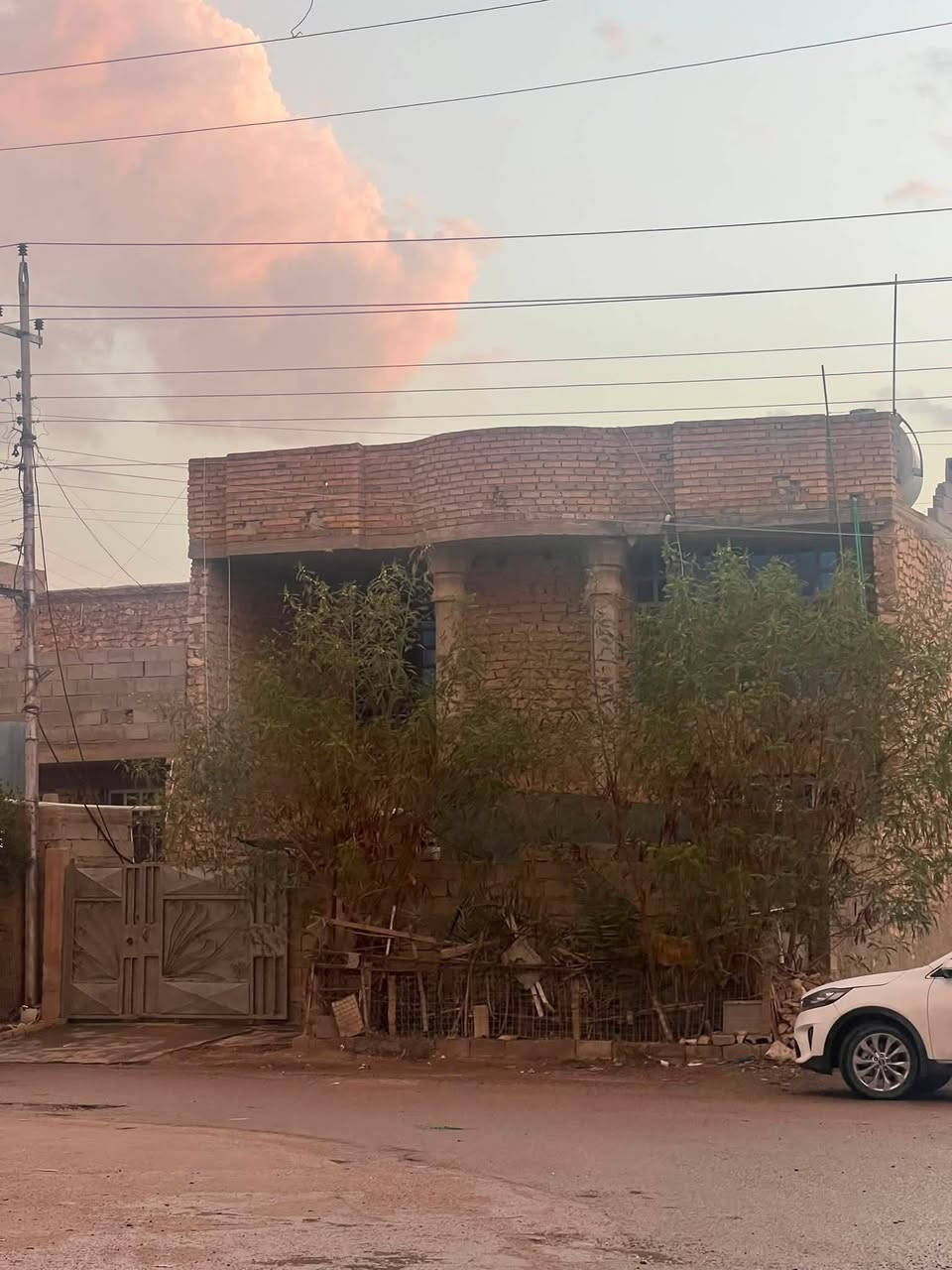 بيت للبيع ٢٠٠م شارع ٣٠ومقابيله شارع ٣٠ طابقين ٥كيلو قرب جامع حذيفة ابن اليمان عرض تجاري وبسعر مناسب جداً 
الطابق الارضي غرفتين نوم وصاله وستقبال ومطبخ وصحيات خارجية وداخلية وترك 
الطابق الثاني غرفتين نوم وصاله وسطح 
البيت طابو صرف تحويل مباشر 
علما سعر القطعه ١٠٠ مليون 
البيت كامل من الداخل بورسلين وحزام ١٢٠ 
جان ماجر ب٤٠٠الف يرهم سكن ويرهم تجاره 
نقصه بس واجهيه ولبخ الداير 
السعر ١١٥ مليون 
مكتب كريم العبيدي 
***********
