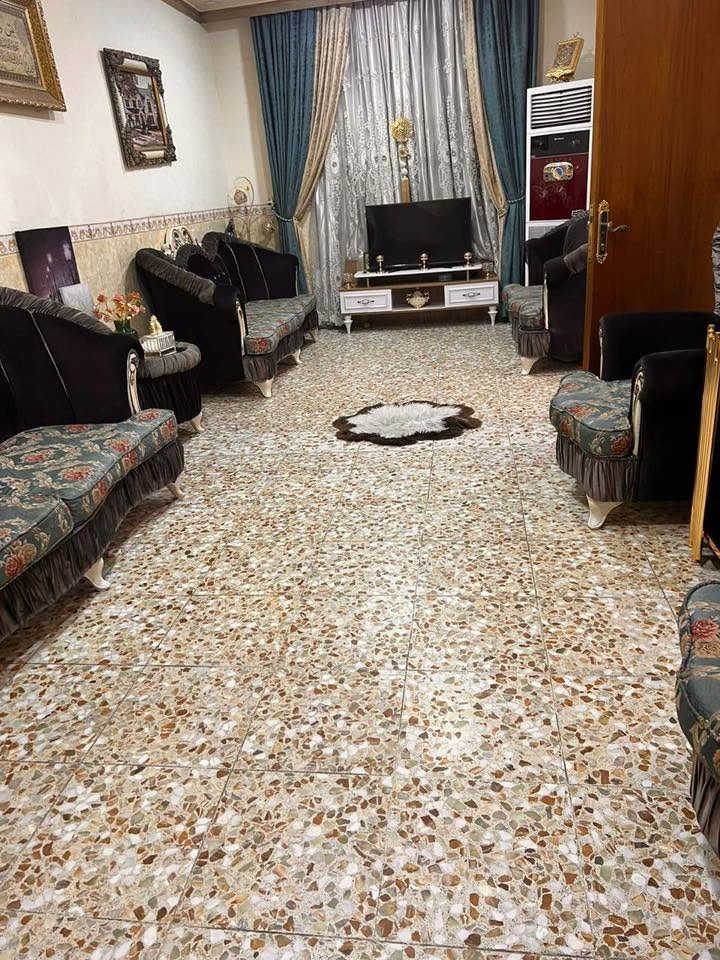 للبيع بيت ملك صرف في منطقة المشتل - شارع الزيدي عريض  المساحة 93 متر والواجهه 8 مقسم الى مدخلين للاستقبال والمطبخ :
 الجزء الخارجي : طرمة + تواليت خارجي 

1- الطابق الاول . مطبخ سيراميك جاهز + استقبال كبير سقف ثانوي وديكور مساحه 8 متر + استقبال صغير + حمام وتواليت غربي + تواليت خارجي + منور.       
        
2 - الطابق الثاني .. غرفتين وصالة وحمام وتواليت .

3- الطابق الثالث. غرفة كبيرة + مخزن مواد 
السطح عدد 2 ويمكن بناء غرفة اضافية 

  - يمكنكم التواصل على خدمة الاتصال او واتس اب ***********
