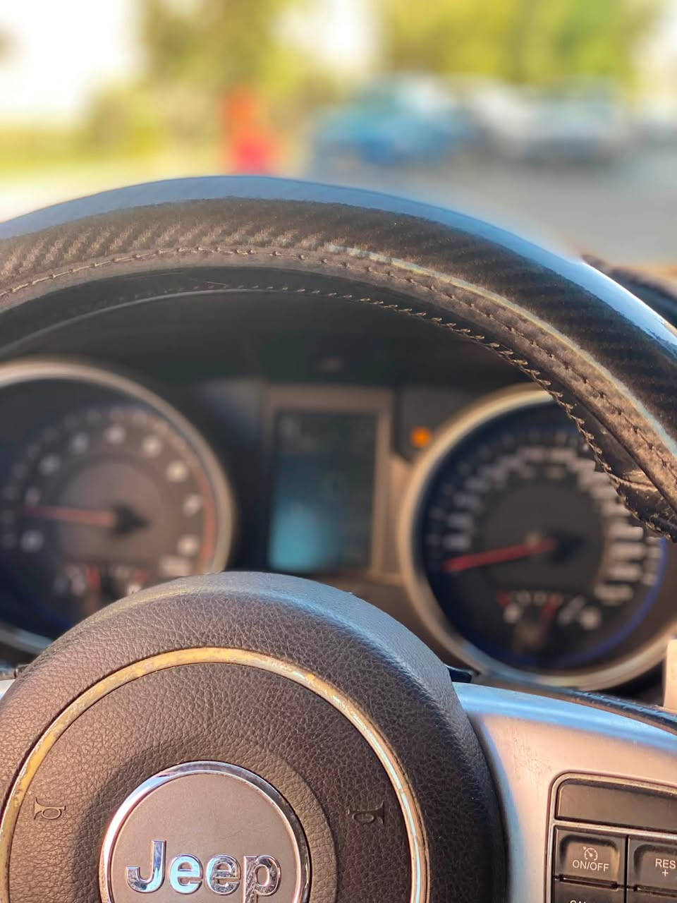 السلام عليكم  لجماعت راياضي جيب srt اصل مكينه 6400 موديل ٢٠١٣ كفاله عامه حتى الدعاميات خليجيه وكالت العرصات ماشيه ٩٩ ألف مواصفات لا srt معروفه واحد على واحد لبيع أو مراوس لميعرف قيمتا لاضل يكسر بل سعر سعره ٢٠٠ وبيها مجال قيل الهاتف ***********
