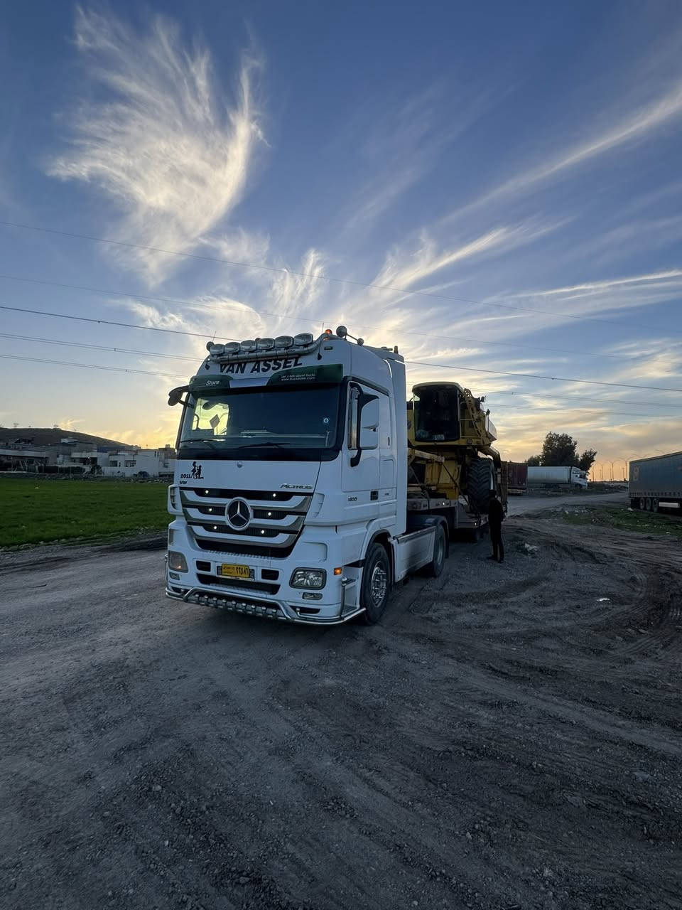 يوجد لودر نقل جميع المعدات الزراعيه والآليات 
***********
