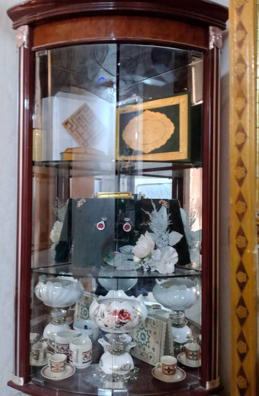 معرض خشبي عدد 2 الواحد يتكون من قطعتين 
سعر المعرض الواحد 150 الف Singapore


**إذا كنت صاحب هذا الإعلان وتريد حذفه لأي سبب، رجاءا أرسل رسالة إلى الدعم الفني**