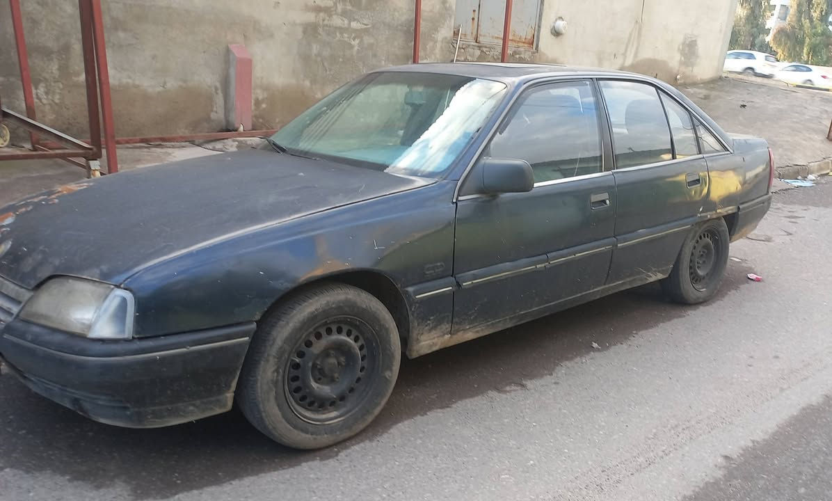 اوميكا حجم (24) مكينا وكير شغاله كهربايات كلها شغاله بس يحتاجلها تبديل طخم وايرات مكينا ضفيره ابيعها السياره ماتشتغل طافيه  موديل 90 رقم الماني سنويه خضرا كابون بانزين الشرعي بالسكر شرط التحويل الشاري اوجهو بالشرعي السعر 16 وبيها  مجال حك الجيه والباقي كدام العين عنوان حي الحدباء ***********...... رجآء  اقرالمنشور زين قبل ماتخابر
