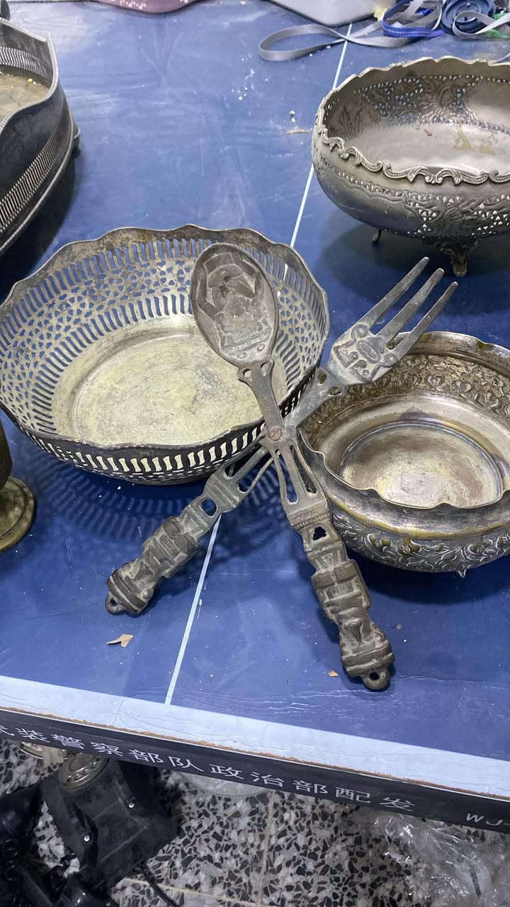 السلام عليكم نحاسيات طلاء فضه مع نحاسيات قديمات مع هاون حجم 15 كلهم شلع 350 مكاني بغداد السراي يتصل ***********
