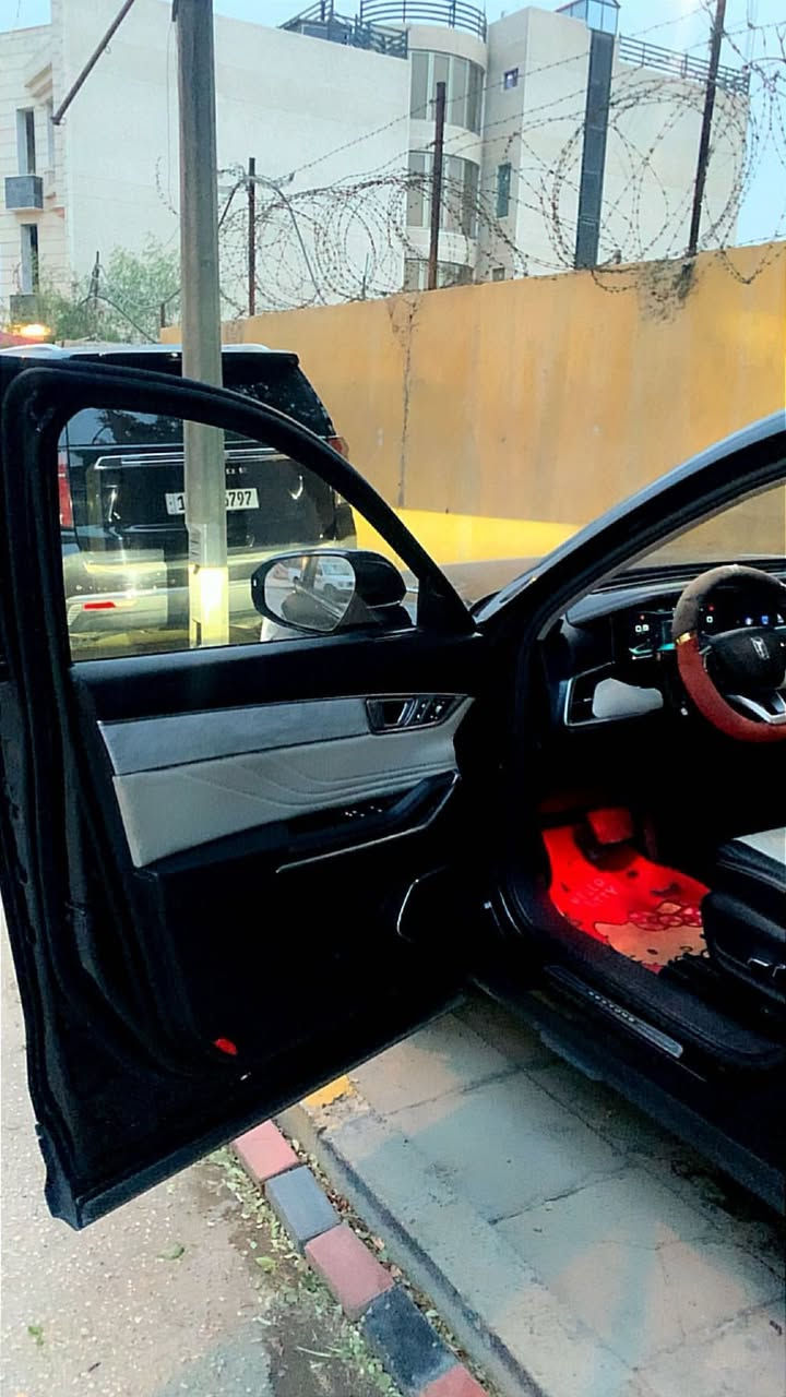 السلام عليكم للبيع بيستون تي السياره بعدهه بلضمان الشركه محرك 1600
السياره ماشيه 152 تايرات الشركه بيهه 
كامرات 360 درجه دواره 
كشنات جلد + كهرباء 
فول مواصفات 
بيهه طختين جهه الصدر شخط على طول الباب 
وباب السايق 
السياره حيل نضيفه 
شباب اني مكلف بلنشر سعر السياره 185 وبيهه مجال رقمي *********** 
مكان السياره بغداد كراده داخل 
مجاور جسر المعلق
