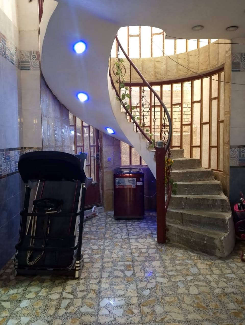 للبيع: دار حديثة وجاهزة للسكن في حي الرسالة الثالثة - بغداد

الموقع المتميز:
دار في حي الرسالة الثالثة بجوار شارع الضغط، في موقع خدمي ممتاز وقريب من مدارس:

· مدرسة سبتة الابتدائية للبنين.
· مدرسة البتراء الابتدائية للبنات.
· متوسطة أم الربيعين للبنات.

مواصفات الدار:

· المساحة: 144 متر 
· التقسيم: 4 غرف نوم + غرفة خطار + 2 حمام كامل + 1 دورة مياه (WC).
· عمر البناء: من عام 2019 (بناء حديث).
· الواجهة: 8 أمتار.
· النزال 18 متراً.

السعر: 300,000,000 دينار عراقي (ثلاثمائة مليون دينار عراقي).

للتواصل والاستفسار
***********
