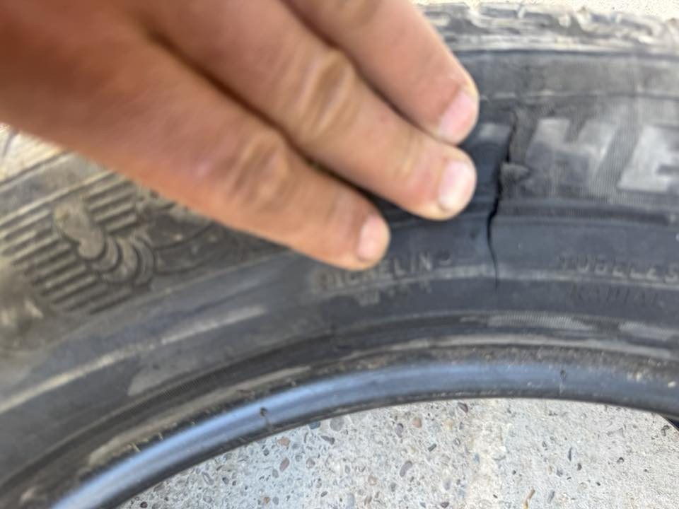 زوج اطارات مشلن مكسيكي واحد بي ظربه والثاني نظيف جدا
للتواصل واتساب  ***********
