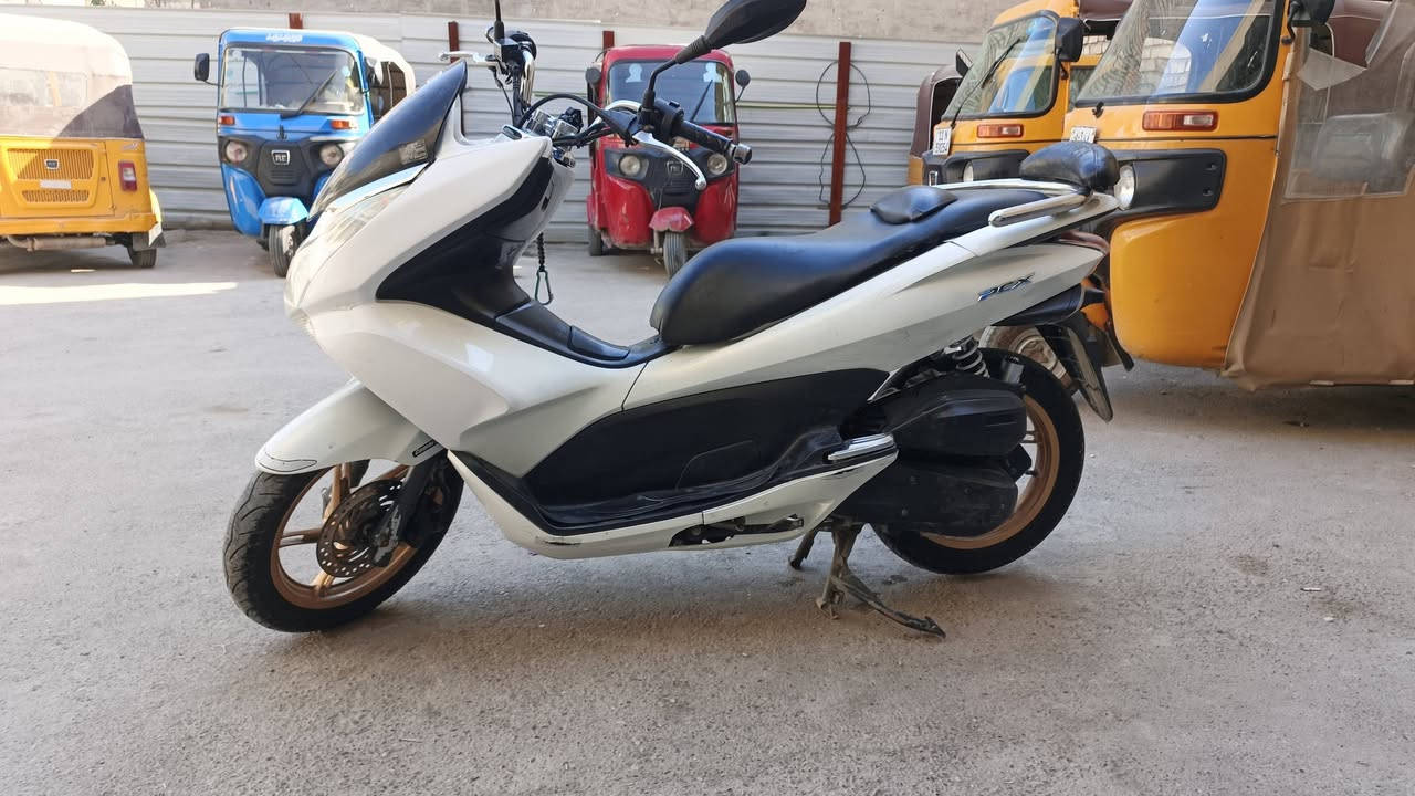 سلام عليكم PCX. للبيع ياباني نازله من بيت معرض طارش   جيل اول JF نظافته 80%100 دراجه نكره سلف كهربائيات كله شغال  اوراق  كامله دراجه مال بيت نظيفه دهنه كله  امزويل    السعر 1:300مليون  وبيه مجال  مكاني بغداد للاستفسار ***********بي واتساب
