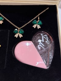 بكج نسائي راقي • قلادة ساعة عطر • طلاء ثابت