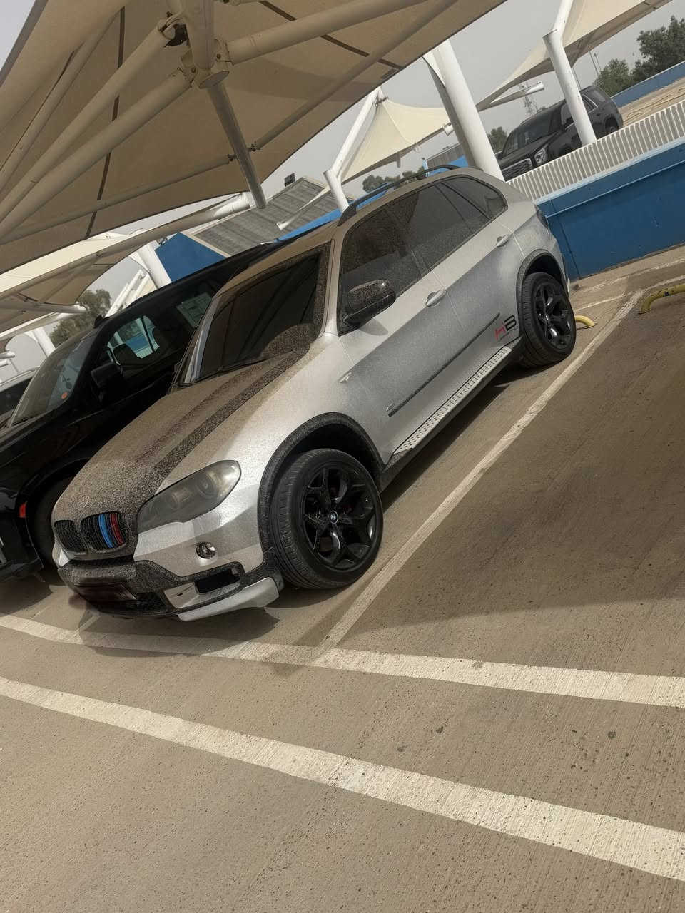 سلام عليكم 

اقرة التفاصيل بتمعن 

BMW X5 V8 2009 4800cc

سيارة مو عراقية رقمها كويت صاحب السيارة مواطن كويتي ساكن بالعراق ابغداد تحديداً ومتزوج ومستقر هنا مسويلي وكالة بيها وامشي كلش براحتي بحيث العراق من الشمال للجنوب مفترة وأوراقي كلها اصولية واليوكفني يجيك اوراقي ويكولي توكل لان كلشي رسمي 

السيارة إقامتها تجدد سنوياً كل سنة بشهر الواحد تجدد تكاليف التجديد ٢٠٠$ صاحب السيارة المواطن الكويتي هو اليجدد الأوراق 

الوكالة عراقية تكون من كاتب العدل لان المواطن الكويتي عندة اقامة عراقية فيعامل معاملة العراقي بكل الدوائر 

مواصفات السيارة :-

بانوراما 
بصمة 
حساسات امامية خلفية 
شاشة كامرة 
كراسي كهرباء جلد 
داخل ٣ الوان بلادي جوزي اسود رصاصي
تبريد امامي + خلفي الامامي تحكمة بالاثنين والخلفي ايضا بي تحكم لحالة (كمبريسر جديد هسة مبدلة يم علي هدف)
صوت صالنصة رياضي بلادي بدون نشاز 
لايتات زينون + بروجكتر زينون 
ويل كب ٢٠ 
السيارة مضللة بالكامل بنسبة ١٠٠٪؜ لكل الجامات ما عدا الامامية مسويها ٥٠٪؜ علمود اشوف اكثر 

بالمناسبة السيارة غير مشمولة بكافة الغرامات لان السيارة غير عراقية 

السيارة الصدر مالتها بي طكطة يرادلة ترتيب + واشر قبغ ولفات لازم يتبدل يعني شغلات بسيطة لكن لازم تنذكر حتى تكون كل التفاصيل واضحة 

السيارة من فضل الله تخبل وكشخة وفيكة وشبابية وكلهن بيهة وكلشي بيها شغال ما عندي بيها تحوير وتجطيل تاخذ شي نظيف ومرتب 

السعر المطلوب ٧٣ ورقة وبيها مجال بسيط 

يعني من الاخير حار ومكسب ورخيص 
للاستفسار 
*********** 
مكاني بغداد زيونة
