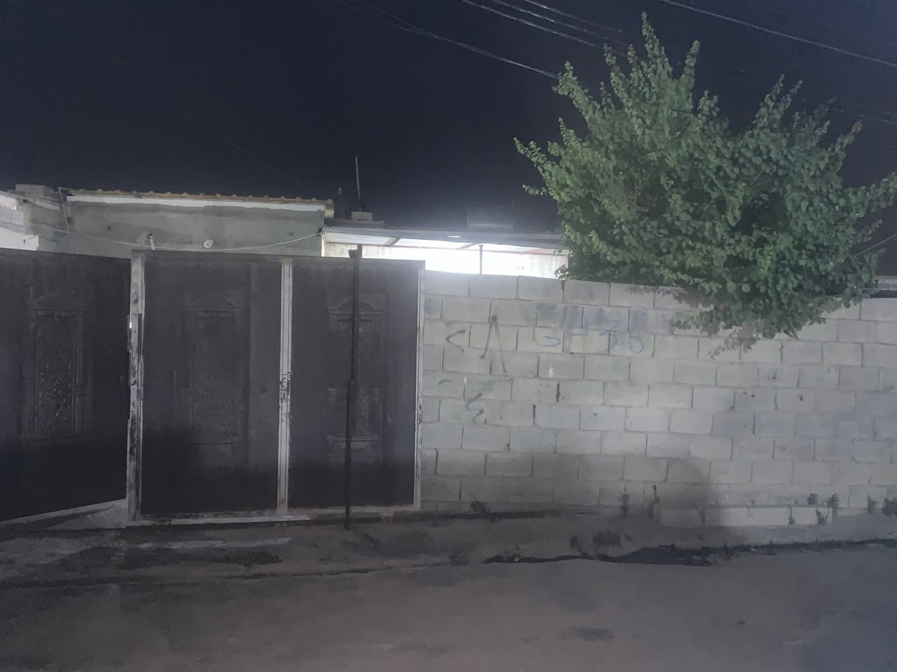 السلام عليكم
بيت للبيع 
تجاوز مسجل رقم بلديه
قرب موقف الباصات
200م يحتوي على غرفتين نوم وهول واستقبال
ومطبخ ومخزن وحديقه وصحيات كامله 
للاستفسار اكثر تواصل خاص 
او على الرقم ***********
