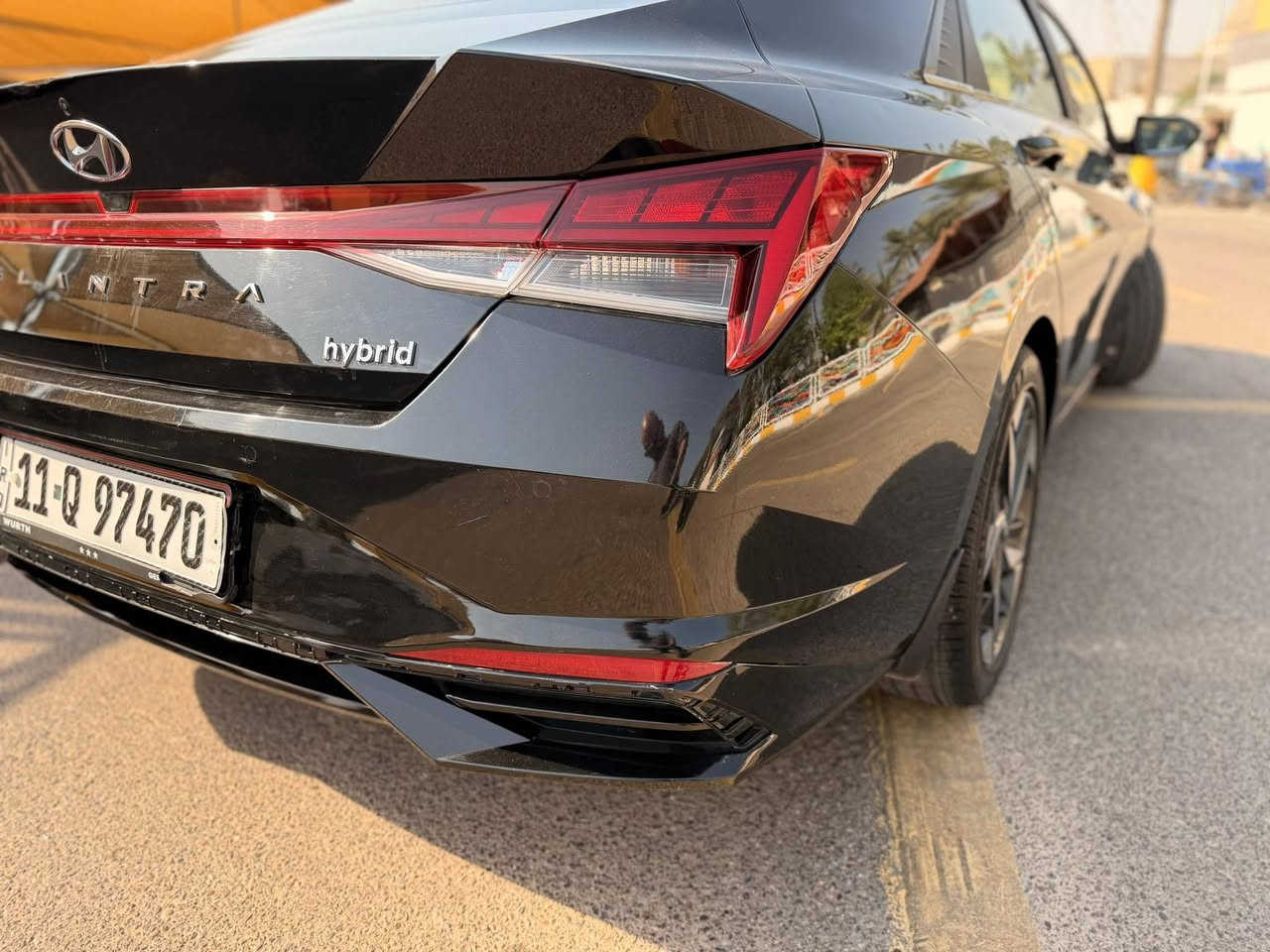 ✅ الموديل: Hyundai Elantra Limited Hybrid 2023
✅ المحرك: 1.6 لتر Smartstream Hybrid GDI

✅ القوة الإجمالية: 139 حصان

✅ ناقل الحركة: أوتوماتيك DCT من 6 سرعات

✅ نظام الدفع: أمامي (FWD)

✅ استهلاك وقود اقتصادي جداً يصل إلى حوالي 50 ميل/غالون (ما يعادل أكثر من 21 كم/لتر) حسب ظروف القيادة. (Kbb.com)

🔹 مواصفات Limited الأعلى تجهيزاً:

•  فتحة سقف بانورامية

• شاشة عدادات رقمية 10.25 إنش

• شاشة معلومات وترفيه 10.25 إنش مع الملاحة• Apple CarPlay و Android Auto

• نظام صوتي BOSE فاخر• شاحن لاسلكي للهاتف

• مقاعد جلد فاخرة

• مقاعد أمامية مدفأة ومبرّدة

• مقعد السائق كهربائي مع حفظ الذاكرة

• فتحة سقف (Sunroof)

• تشغيل بصمة ودخول ذكي

• إضاءة داخلية Ambient Lighting

• كاميرا خلفية وحساسات اصطفاف

• مثبت سرعة ذكي (Smart Cruise Control)

• نظام المحافظة على المسار

• نظام مراقبة النقطة العمياء

• نظام التحذير من الاصطدام الأمامي والكبح التلقائي

• حساسات وأحدث أنظمة السلامة من هيونداي. (Kbb.com)

📏 المواصفات الفنية:

• سعة خزان الوقود: 11 غالون

• سعة صندوق الأمتعة: 14.2 قدم³

• جنوط ألمنيوم 17 إنش

• 5 مقاعد رحبة ومريحة• تصميم رياضي عصري مع خطوط هجومية مميزة.

• السـعر:165$
• ماشية 32 الف كم يعني جديدة

(للجادين فقط الأتصال7727309719)
