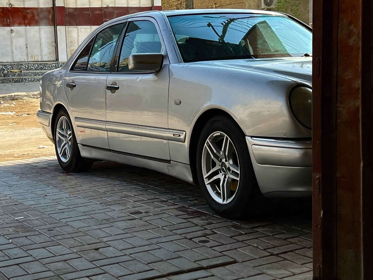 السلام عليكم 
مرسيدس ام عيون 1997 وارد يابان محرك 6v المرغوب كير_محرك&تبريد مكفولات حداديه جديده تخم تاير جديد سياره مال جناي ونضيفه مبدله سستم كامل مال حاويه نفس اللون بدون ضربه  ايرباكات كلهه سليمه 
سعر83$ وبيه مجال قليل مكان البصره
*********** الزبير, البصرة
