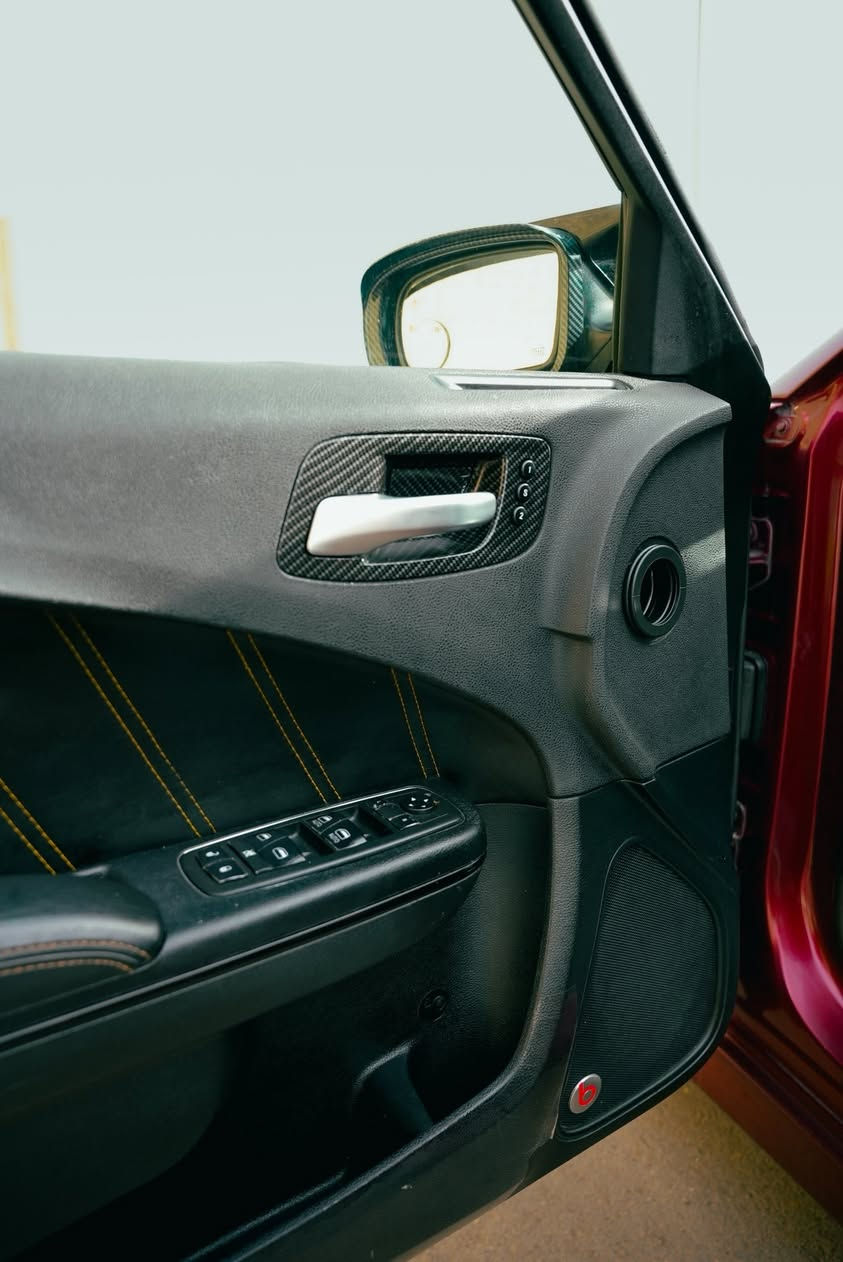 المحرك :5.7L.    .v8
الموديل 17
دايتونه فولل للاخير  
العداد : 118.188 كم
سياره جديده
لون احمر كرزي
رقم بغداد مميز 
هزه جديده 
سنويه حديده

المواصفات 
نسخه RT PLUS
نقطه عمياء
حساسات خلفي
رادار جانبي مع مانع تصادم
فجوج برمبو بلادي
بوابات اكزوز 300$
صدر تخم امامي وخلفي شديته قبل شهر
دبلات تخم جديد اصلي
برمجه مصطفى ايكل
شاشه كبيره 
سستم صوت الپاين مع سماعات پريميومً
ويل قياس 20انج
مصابيح اماميه زنون 
كشافات الضباب زنون 
فتحه سقف (سلايد)
مقاعد رياضيه مع الجلد الفاخر 
المقاعد الاماميه كهربائيه
ذاكره لحفظ وضعيات الجلوس (ميموري)
مقاعد امامي تبريد وتدفئه 
تشغيل عن بعد
ستيرن كهربائي 
تدفئه ستيرن 
محدد سرعه 
تليفون بلوتوث
كامرا خلفيه
مرايا متحسسه الاضائه العاليه
كير شفتر بالستيرن
دخول ذكي (بصمه)
رادار امامي 
 اهواي مواصفات بيه
كير ومكينه مكفولات كفاله عامه 
صور الحادث مرفوقه

  

مكان السياره  كوت واسط
الرقم ***********
