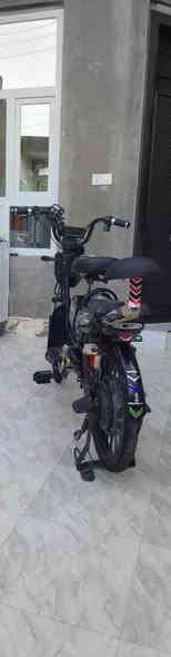 السلام عليكم
دراجه شحن للبيع 

بطاريه نص عمر 

مكاني بعقوبة  تقاطع ساده 
سعر ١٥٠ 

للاستفسار ***********
