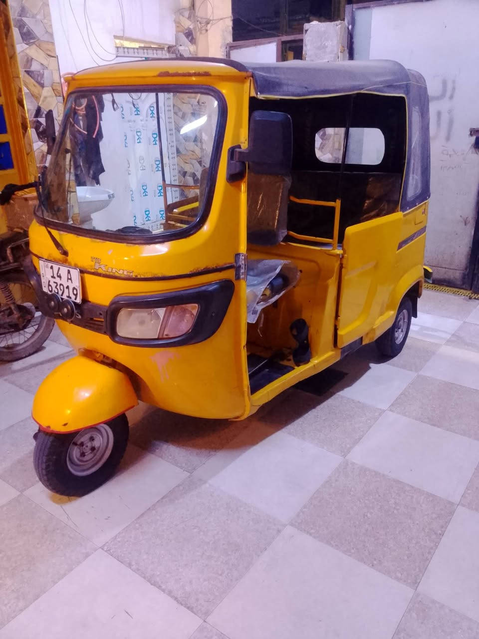 السلام عليكم تكتك تفيس موديل 20 رقم وسنويه السعر 5 ونص بيها مجال اتكتك نضيفه كلش  العنوان بصره دور الشرطه رقم الهاتف ***********
