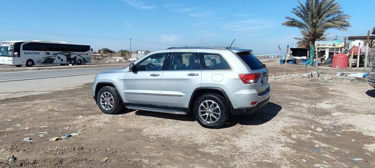 السلام عليكم جيب للبيع 2011 امريكي مكفول كفاله عامه ما عدا الدعاميه الخلفيه فول مواصفات جاهزه من كلشي حداديه تخم تاير داخل عسلي بانوراما  بأسمي السنويه صالحه لل2029 تحويل ثاني يوم للاستفسار ***********
