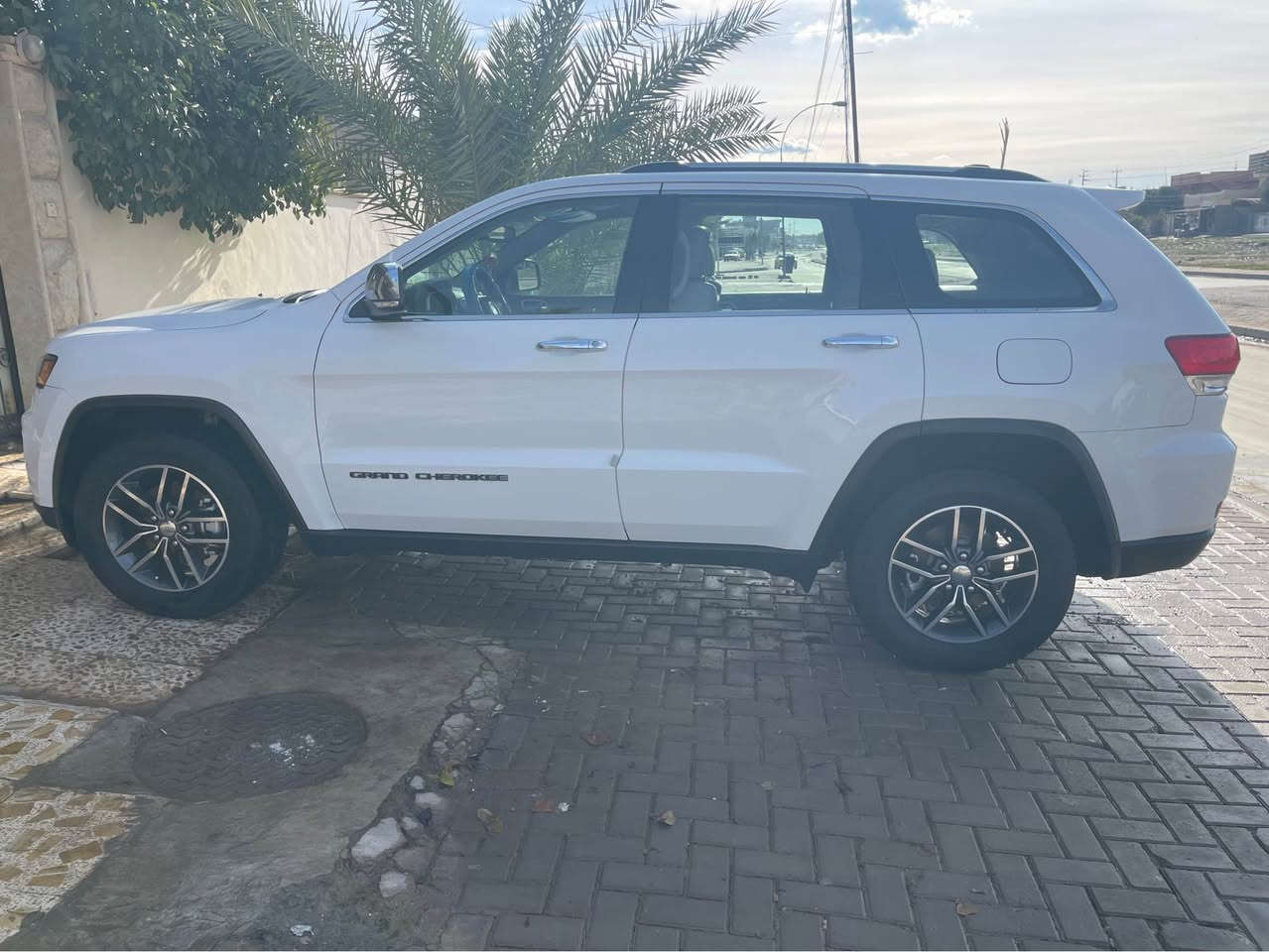 السلام عليكم
جيب جراند شيروكي فئة لمتد موديل ٢٠١٧ 
رقم شمالي 
تحويل مباشر السياره كلين تايتل مكفوله كفاله عامه   

سقف بنوراما داخل جلد بيجي 

كشنات الامامي تدفئة تبريد كشن خزن  
كشنات خلفي تدفئه 
 الستيرن تدفئه
باب خلفي شفط  
الكير محرك مكفول ممفتوح 
ماشيه ٧٦ 
السعر ٢٦٥ 
الاستفسار *********** كركوك, العراق
