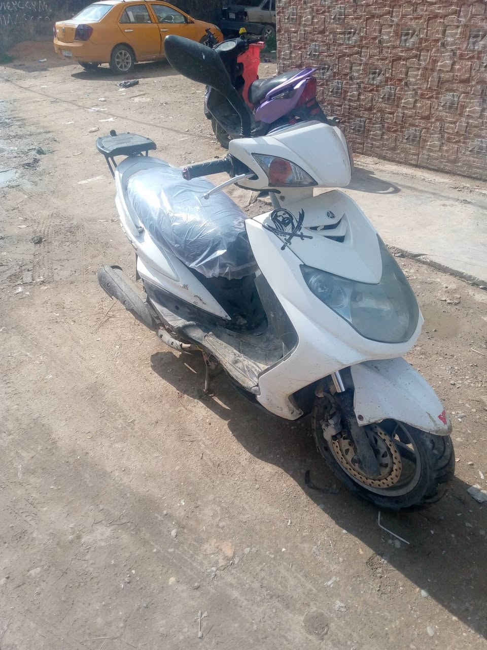 السلام عليكم سكنس فحل ياباني شغاله نكره شوكت ماتجي  نقصه بس تريشة وحدة وحاضن الجوة التانكي كهربائيات كله شغاله  شلعه ومعدل دراجه جاهزه مكاني بغداد تاجي ***********
السعر 450 وبيها مجال بسيط
