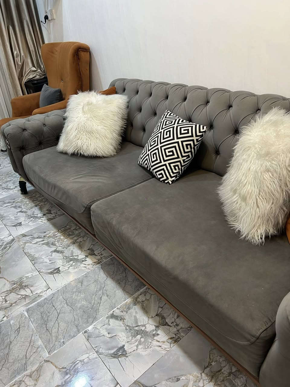 كنبة تركي فخمة للبيع

عشر مقاعد

🛋️ كنبة تركية مستخدمة بحالة ممتازة جداً
✨ تصميم عصري وأنيق يناسب أي صالة
🪵 خشب زان قوي ومتين
🔄 تنفتح وتصير جرباية (سرير)
🧼 نظيفة وما بيها مشاكل

📏 مريحة وواسعة
💰 السعر  750 الف 
📍 الموقع: (بغداد)

📞 للحجز أو الاستفسار خاص


**إذا كنت صاحب هذا الإعلان وتريد حذفه لأي سبب، رجاءا أرسل رسالة إلى الدعم الفني**