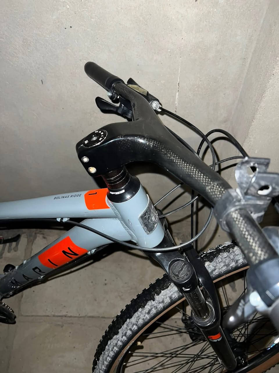 • النوع: دراجة جبلية (Hardtail MTB)
• الماركة: Marin
• الإطار: ألمنيوم 6061 خفيف وقوي  ￼
• الشوكة الأمامية: ممتص صدمات 100–120mm  ￼
• العجلات: 29 إنش
• الرنقات: ألمنيوم Double Wall  ￼
• الإطارات: عريضة 2.2 – 2.4 للطرق الوعرMaxxis rekon race   ￼
• السرعات: 8 – 10 سرعات (Shimano)  ￼
• الكرنك: أمامي 1x أو 3x
• الكاسيت: 11–48T  ￼
• الفرامل: ديسك Pro max￼
• المقود: مستقيم (Flat / Riser)
• الستيم: 31.8 مم
• وزن الدراجة: تقريباً 13 – 15 كغم
السعر 600 الف
رقمي ***********
