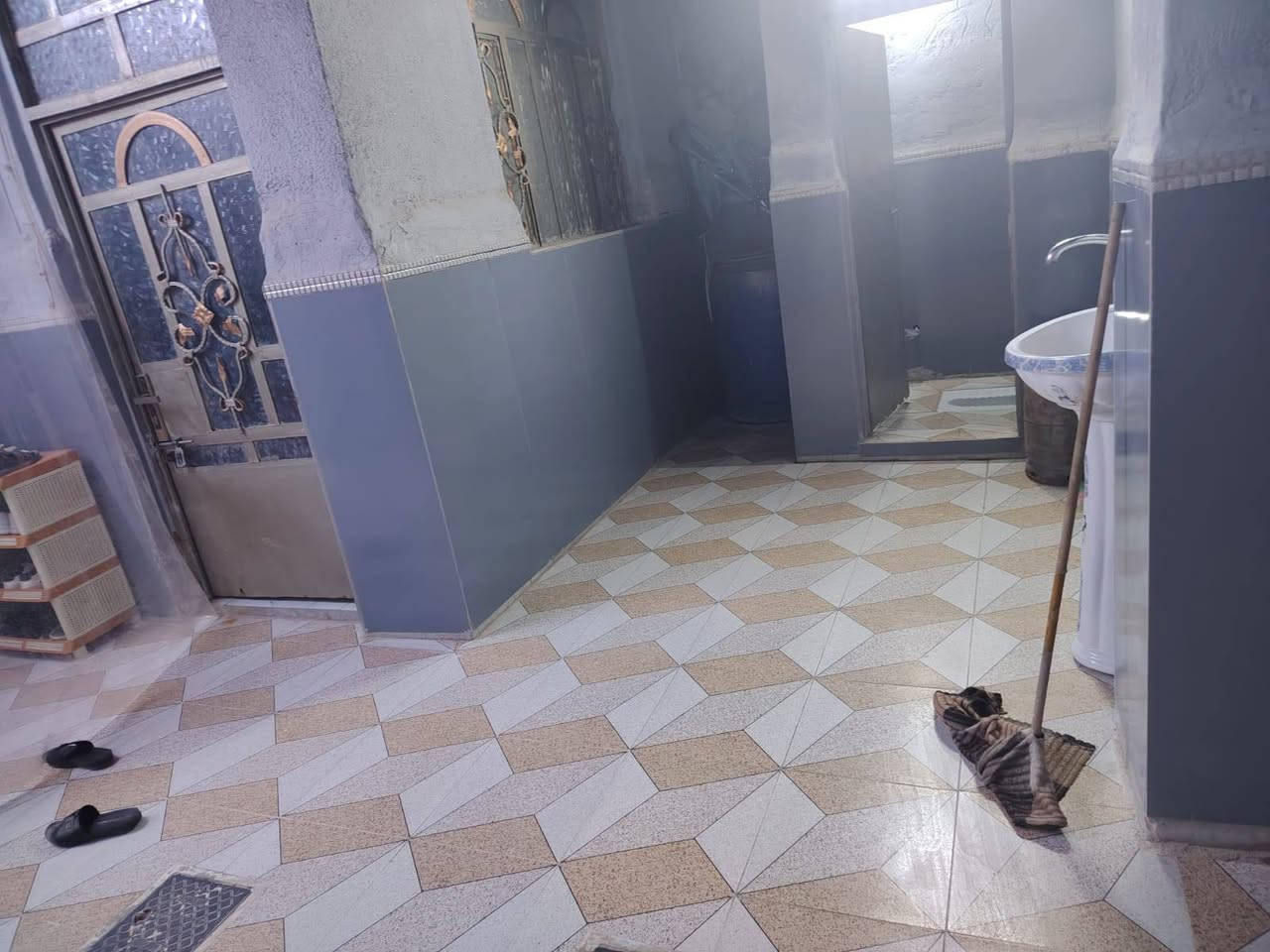 بيت للبيع المساحه 100طابقين الجوه غرفه وصاله ومطبخ وصحيات داخل وخارج واستقبال الطابق اثاني غرفه وصاله وتخاريج الرضيه كرانيت الحمامات سيراميك المطبخ سيراميك طارمه البيت كرانيت  البناء نص بلوك ونص طابوك ول طابق الثاني فرمستون سقف شيلمان البيت درجه أوله كامل مكمل البيت فول العنوان حي المنتضر وره اسواق فاضل الشافعي وره طاقه طاقه مال الكهرباء البيت حله من صور اي ضرر واي شي ماعايزه البيت مال جناي البيت فوك الفول الاستفسار ***********
