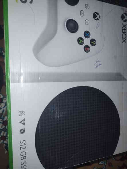 إكس بوكس سيريس اس 
مثل ما موضح بل صورة جهاز العاب إكس بوكس سيريس 
جهاز كلش نضيف مع كارتونه و2 جوستك 
وياه اشتراك كيم باس شهرين سعرة 325
الاتصال ***********
